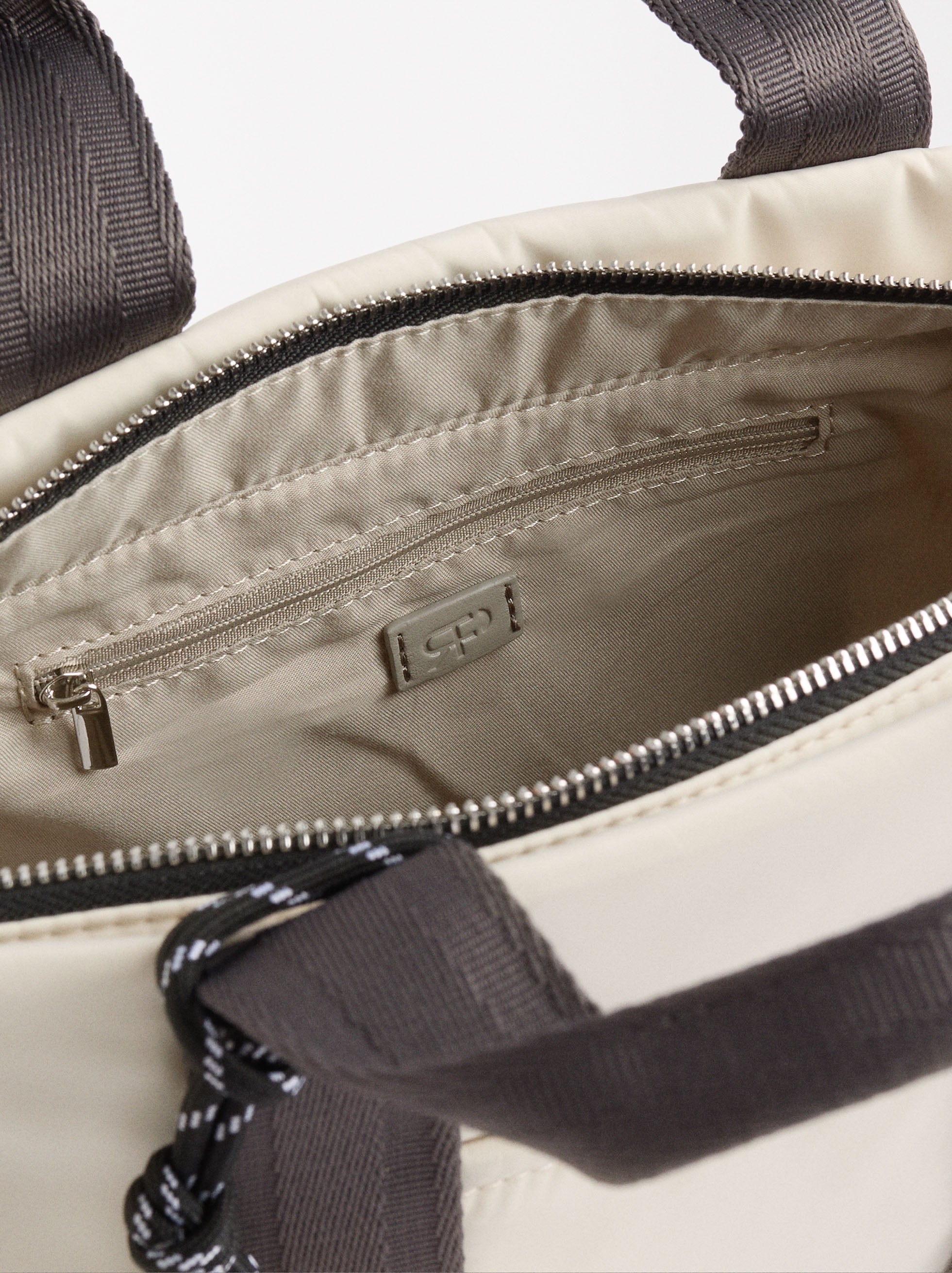 Bolso Tote De Nylon Con Colgante