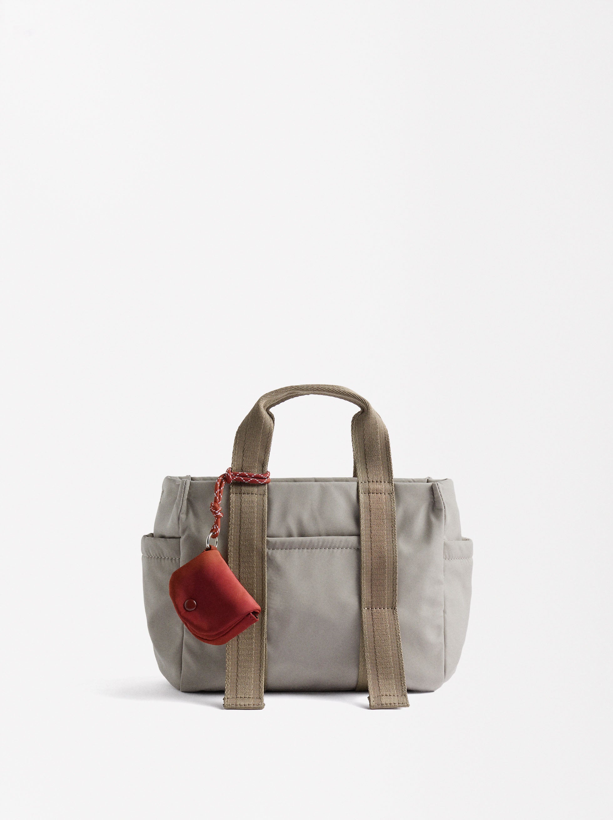 Bolso Tote De Nylon Con Colgante