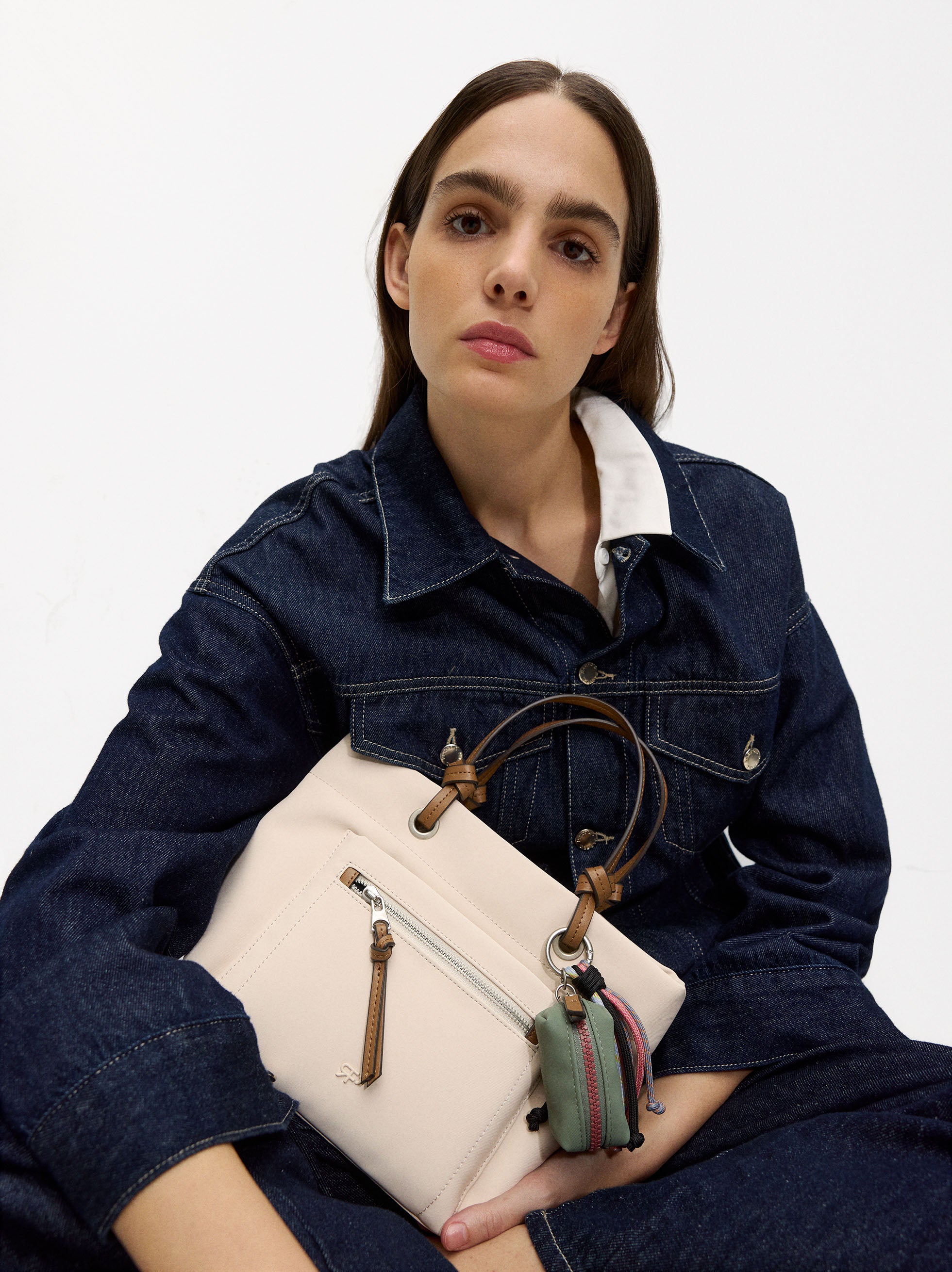 Cartera Tote Efecto Nylon Con Colgante