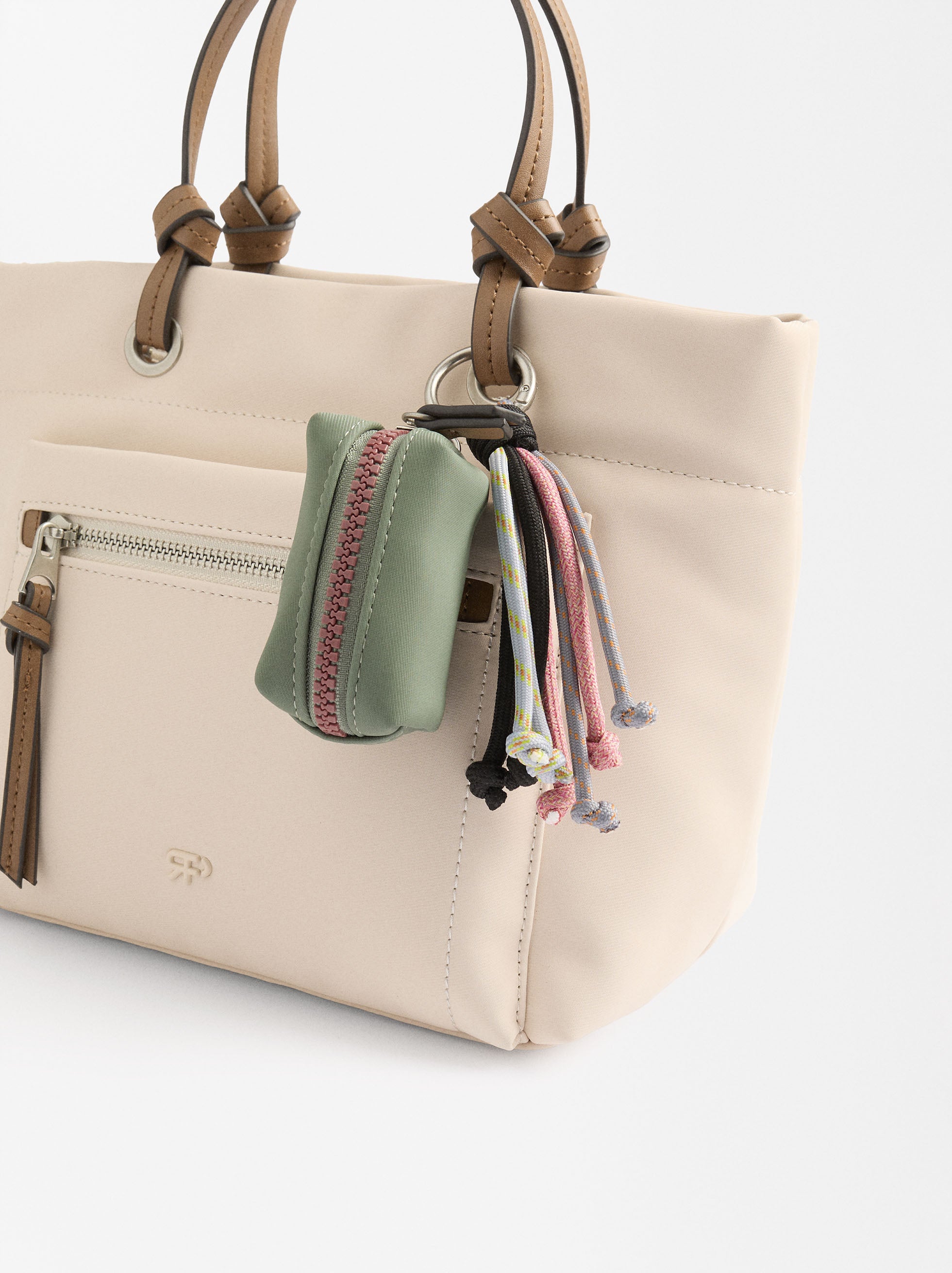Cartera Tote Efecto Nylon Con Colgante