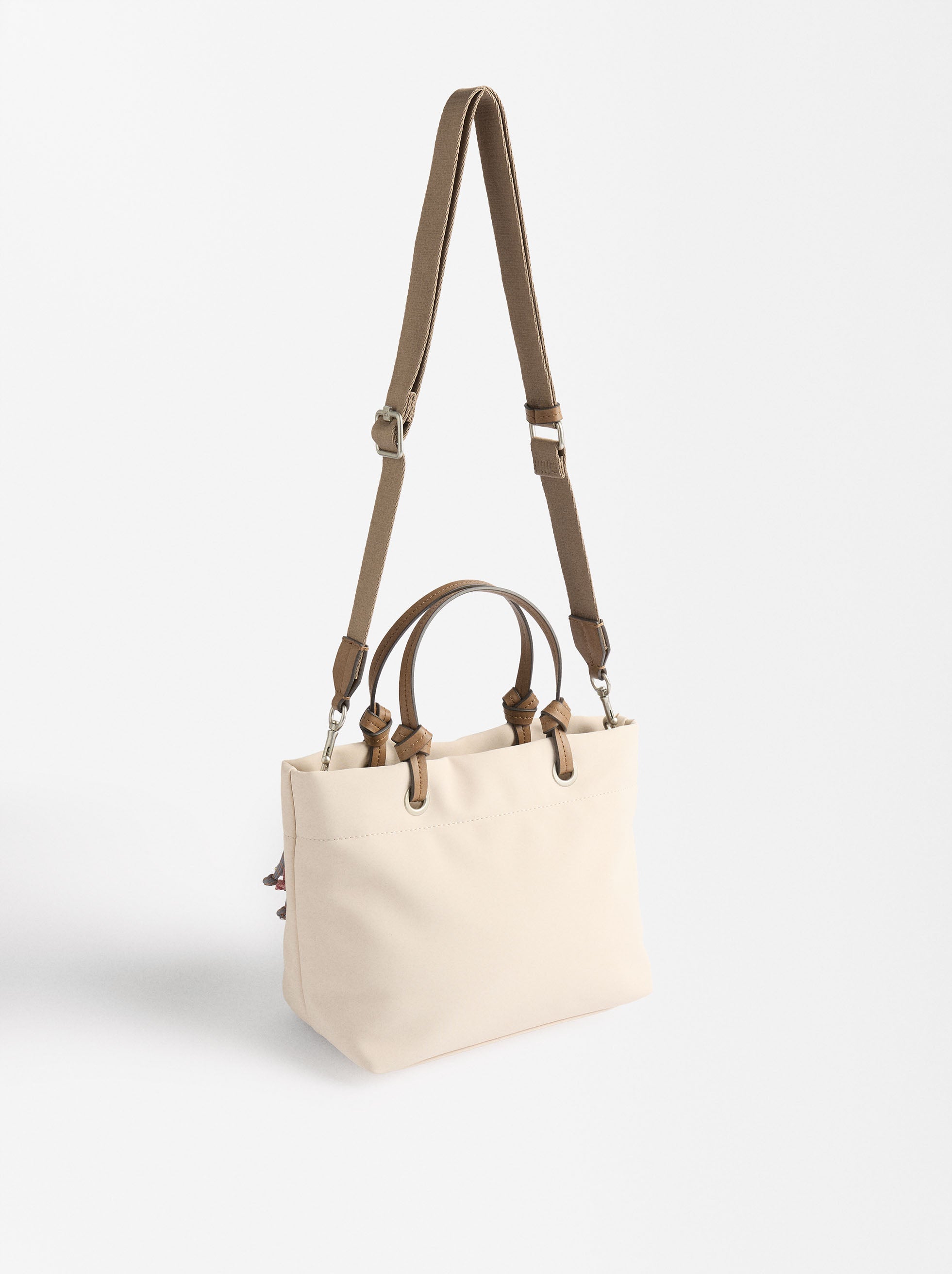 Cartera Tote Efecto Nylon Con Colgante