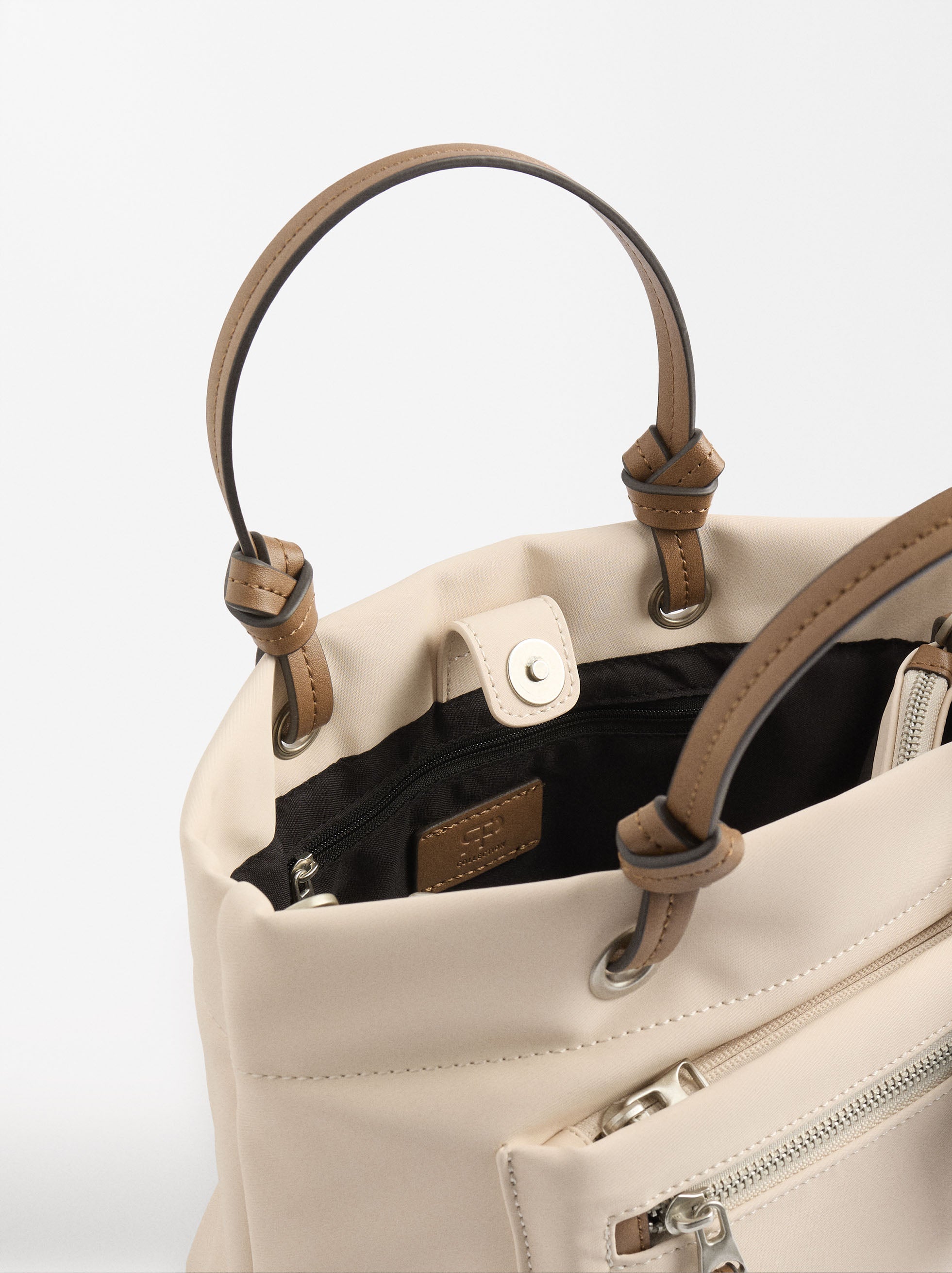 Cartera Tote Efecto Nylon Con Colgante