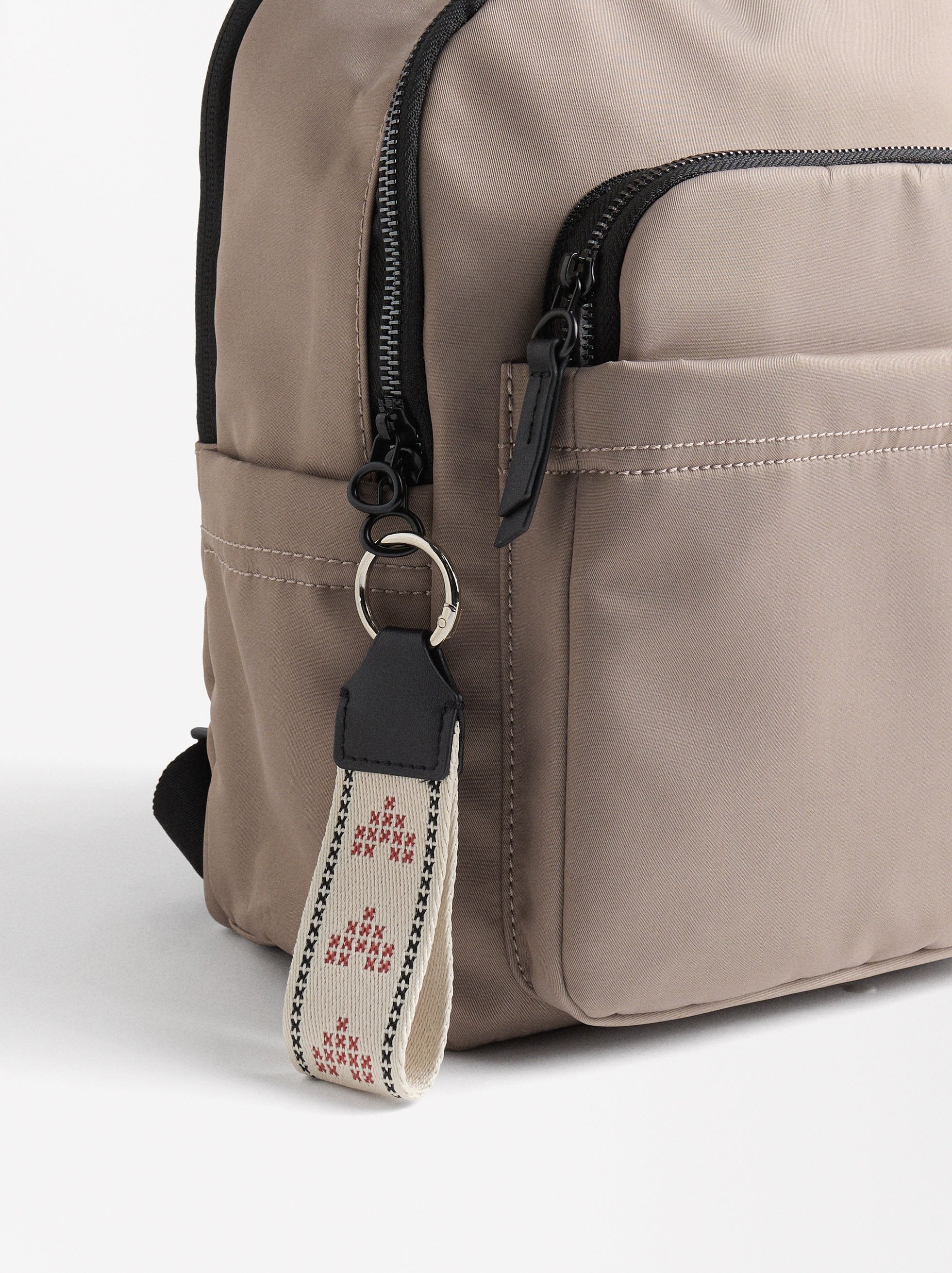 Mochila De Nylon Con Colgante Corazón