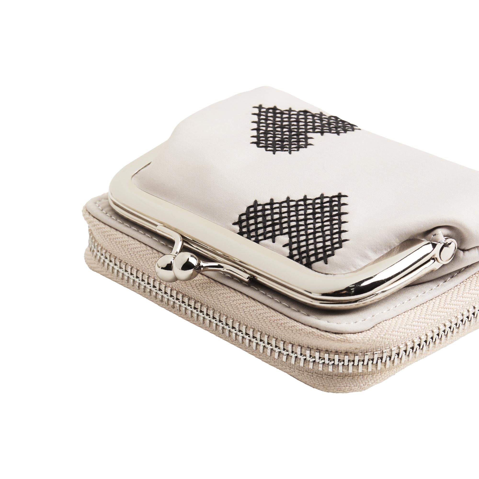 Cartera De Nylon Con Bordado Corazones