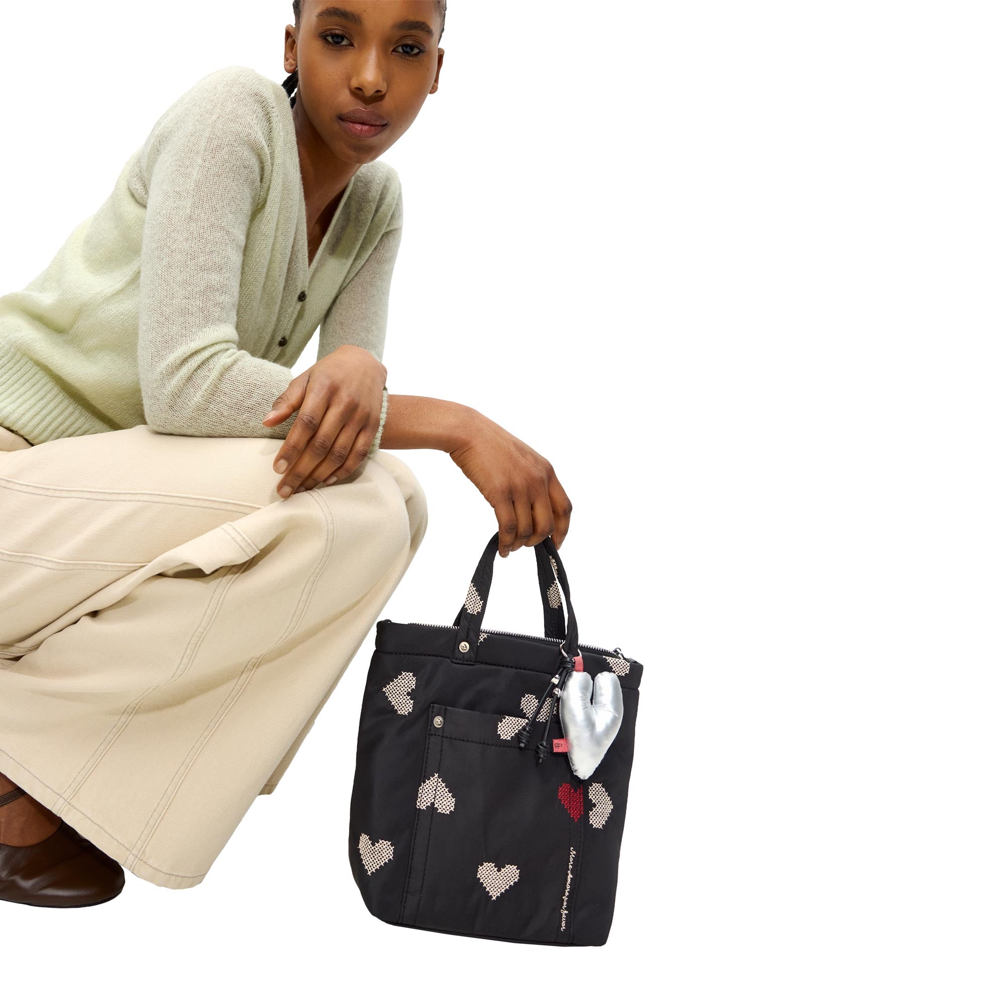 Bolso Tote De Nylon Bordado Corazones