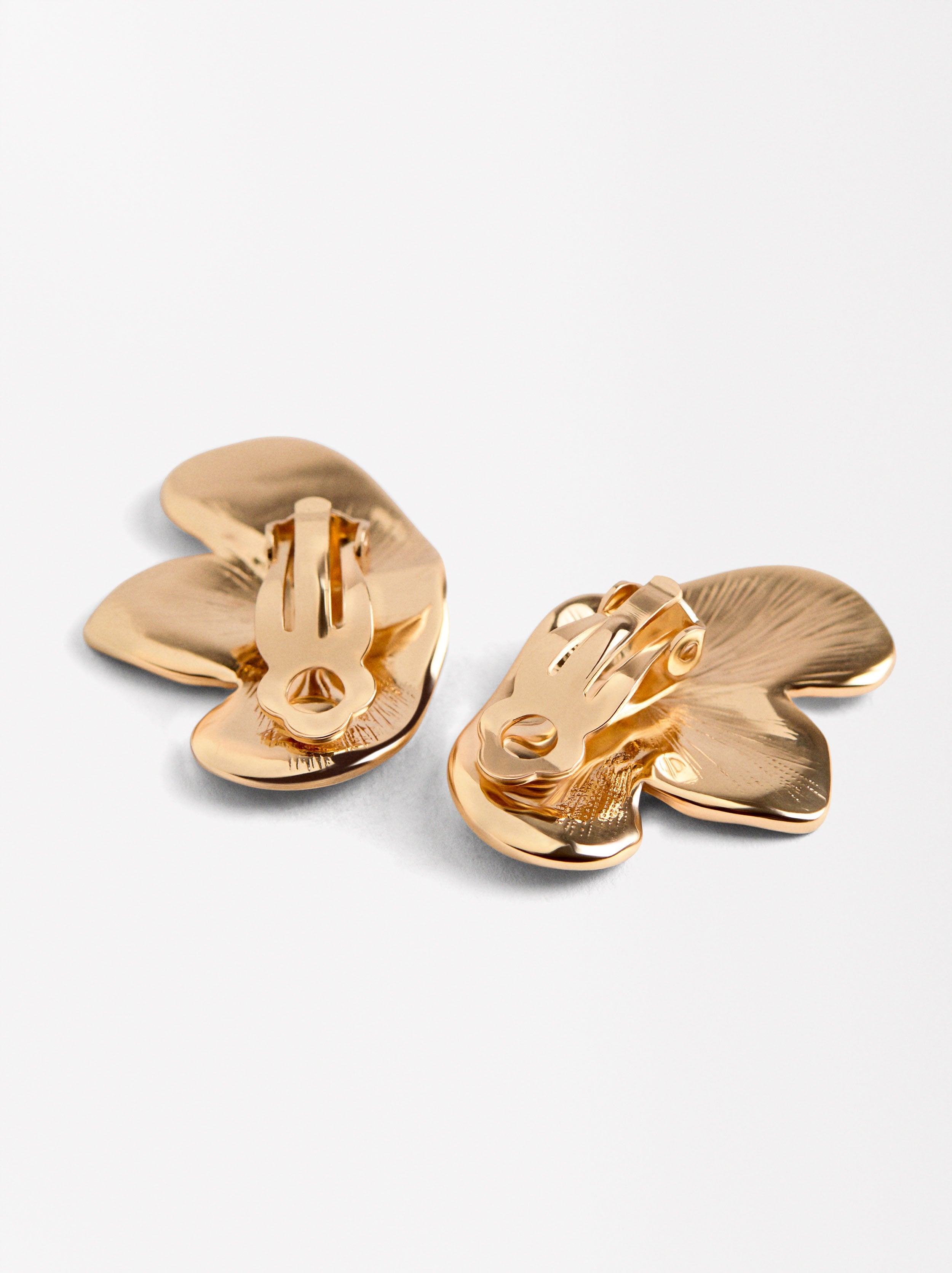 Aretes De Media Flor Con Efecto Mate