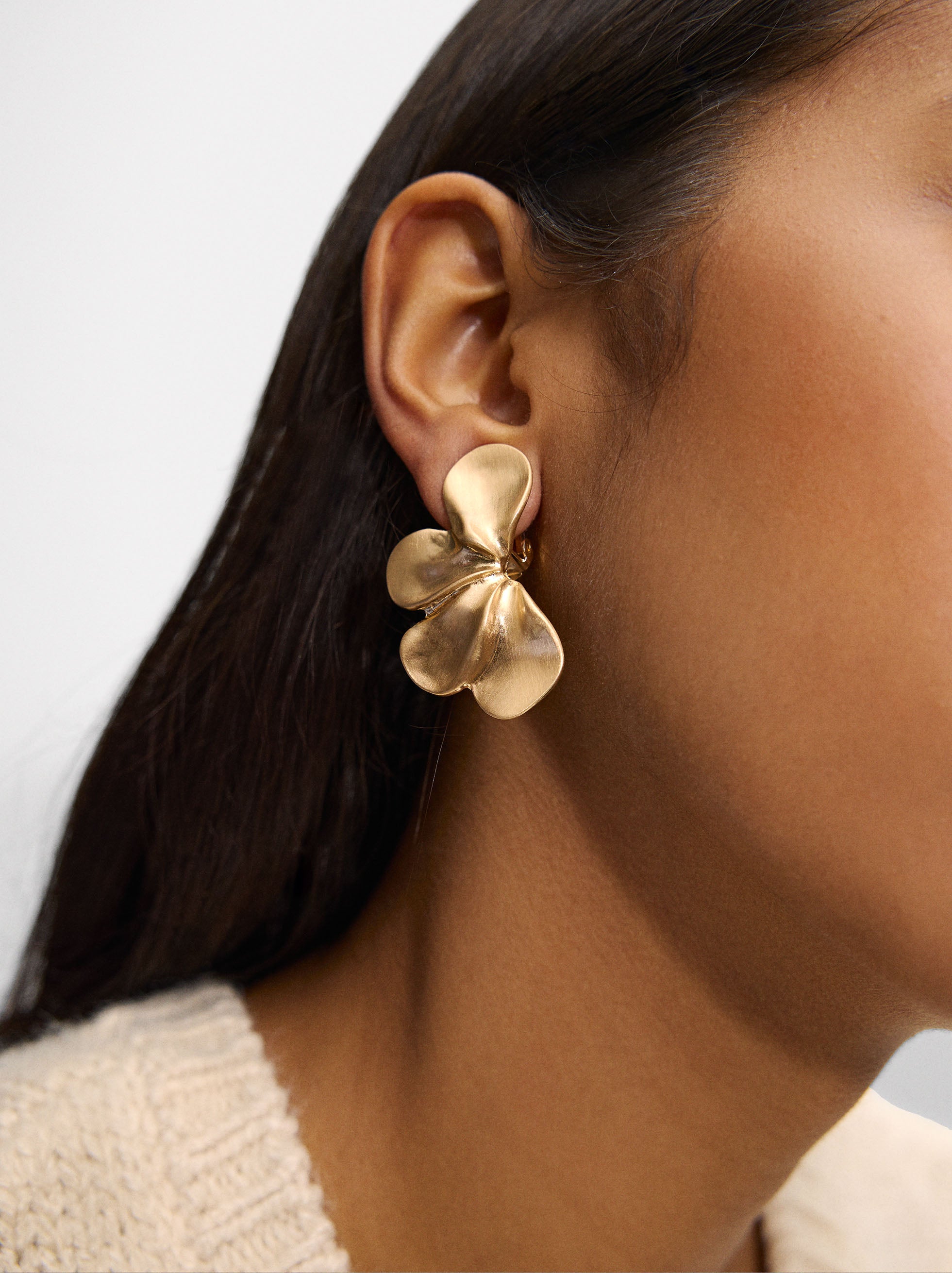 Aretes Media Flor Dorados