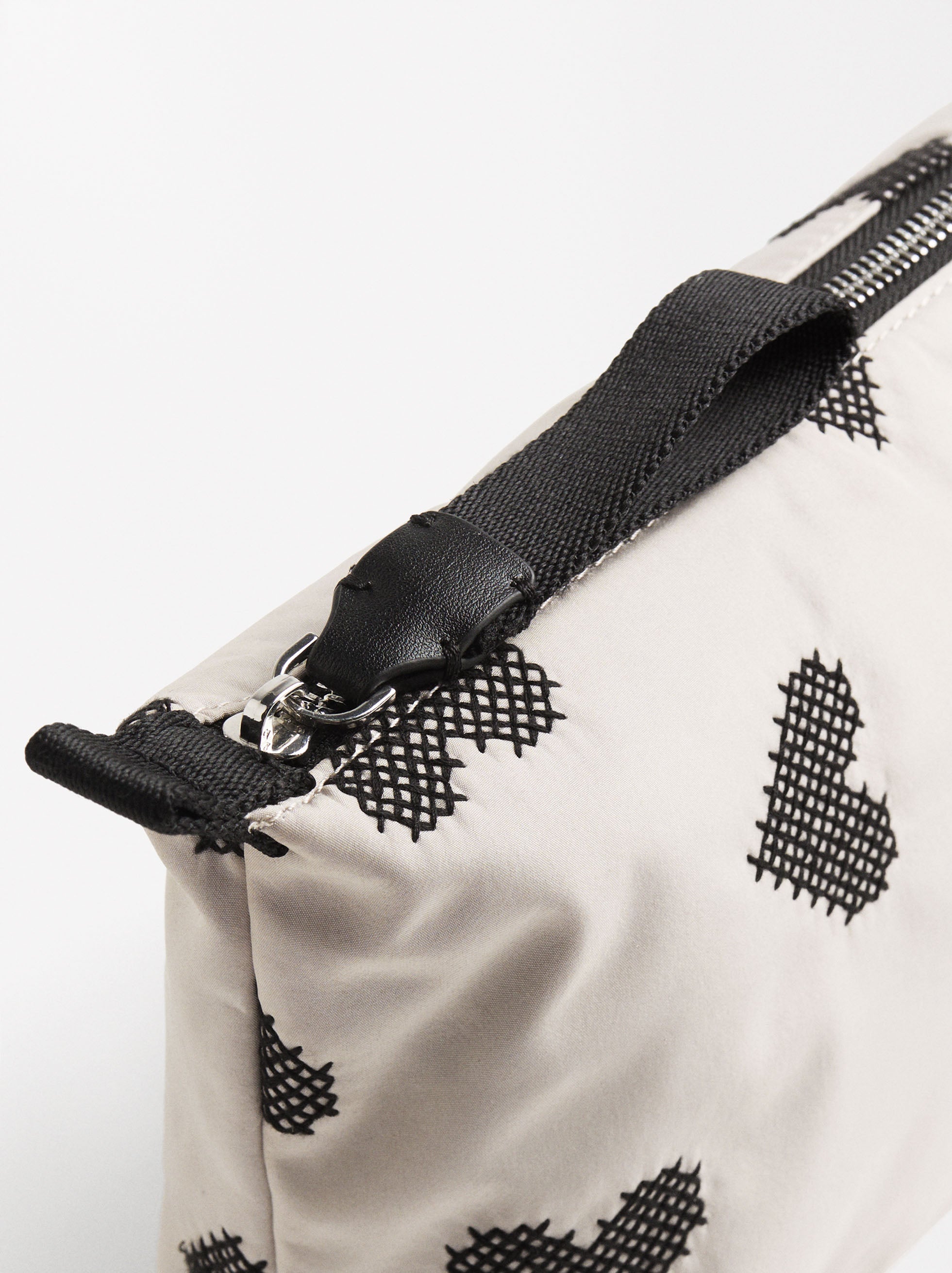 Neceser De Nylon Con Corazones Bordados