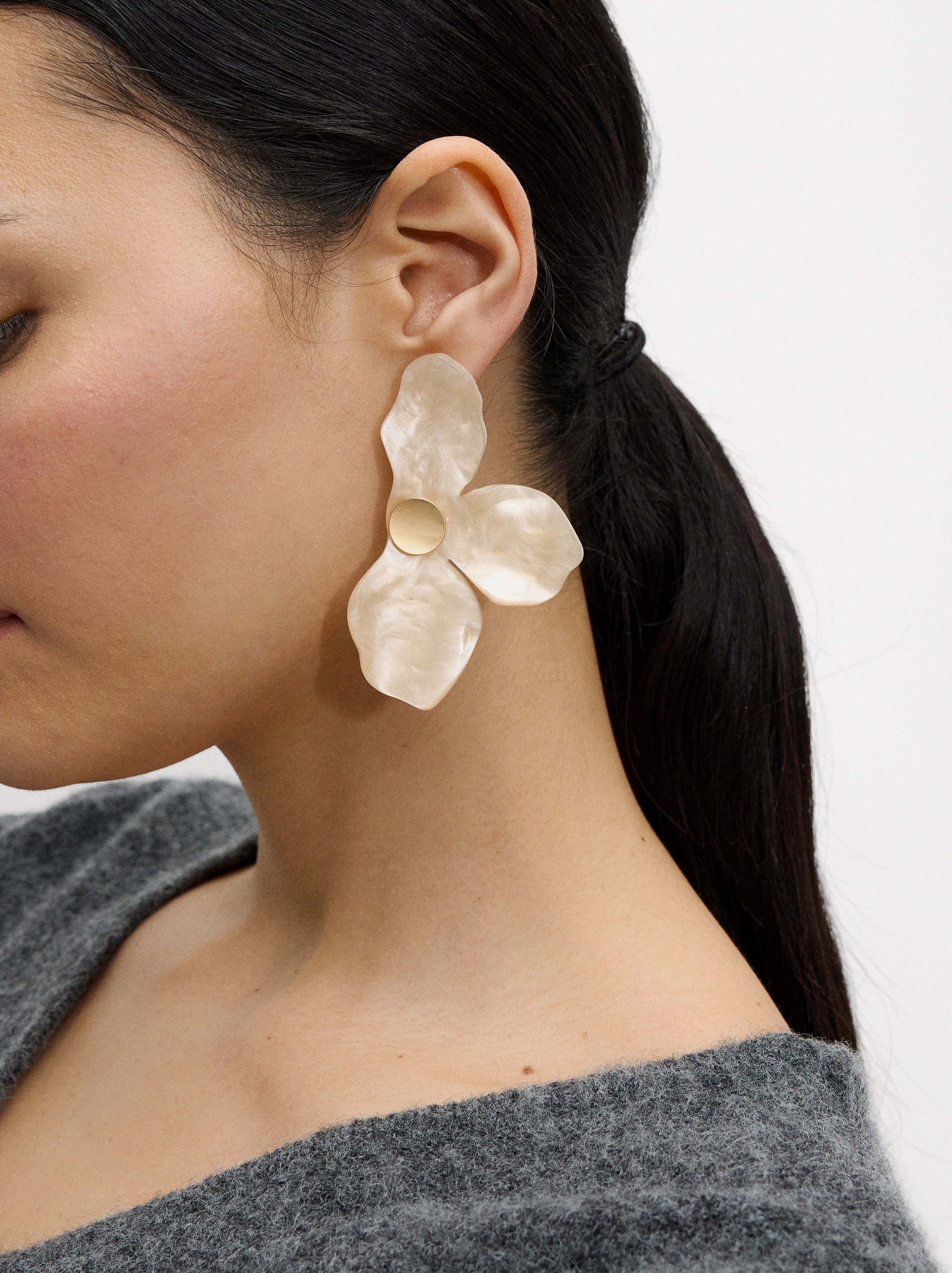 Aretes De Media Flor De Resina