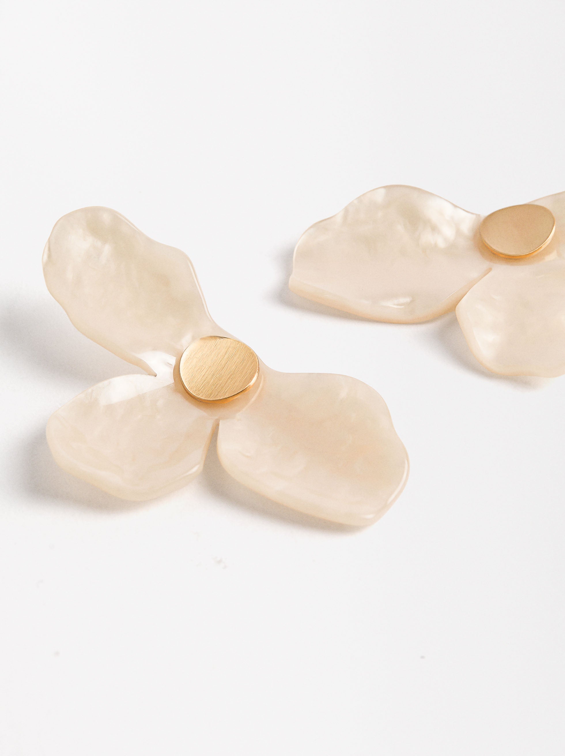 Aretes De Media Flor De Resina