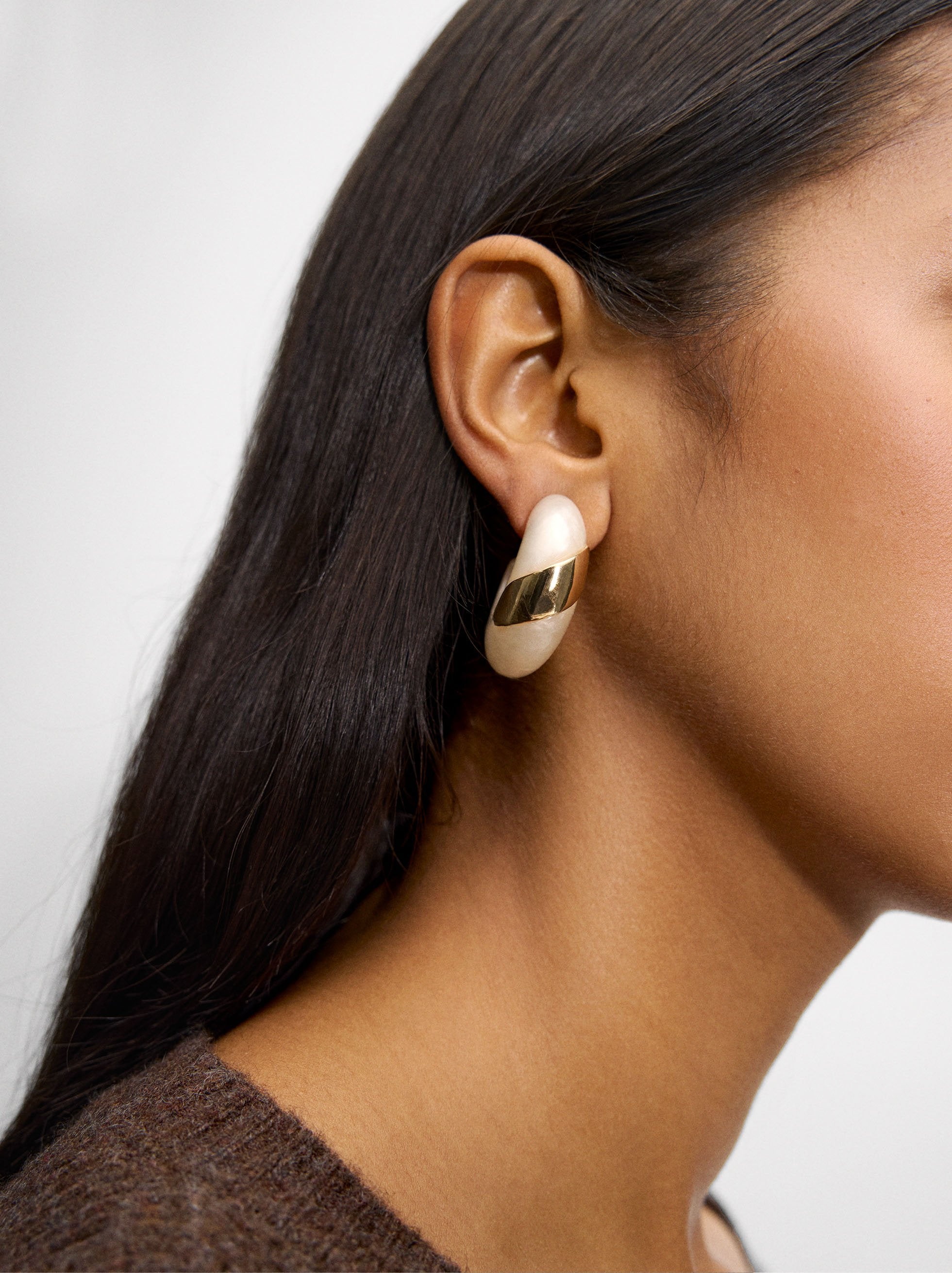Aretes Perlados Con Detalle Metálico