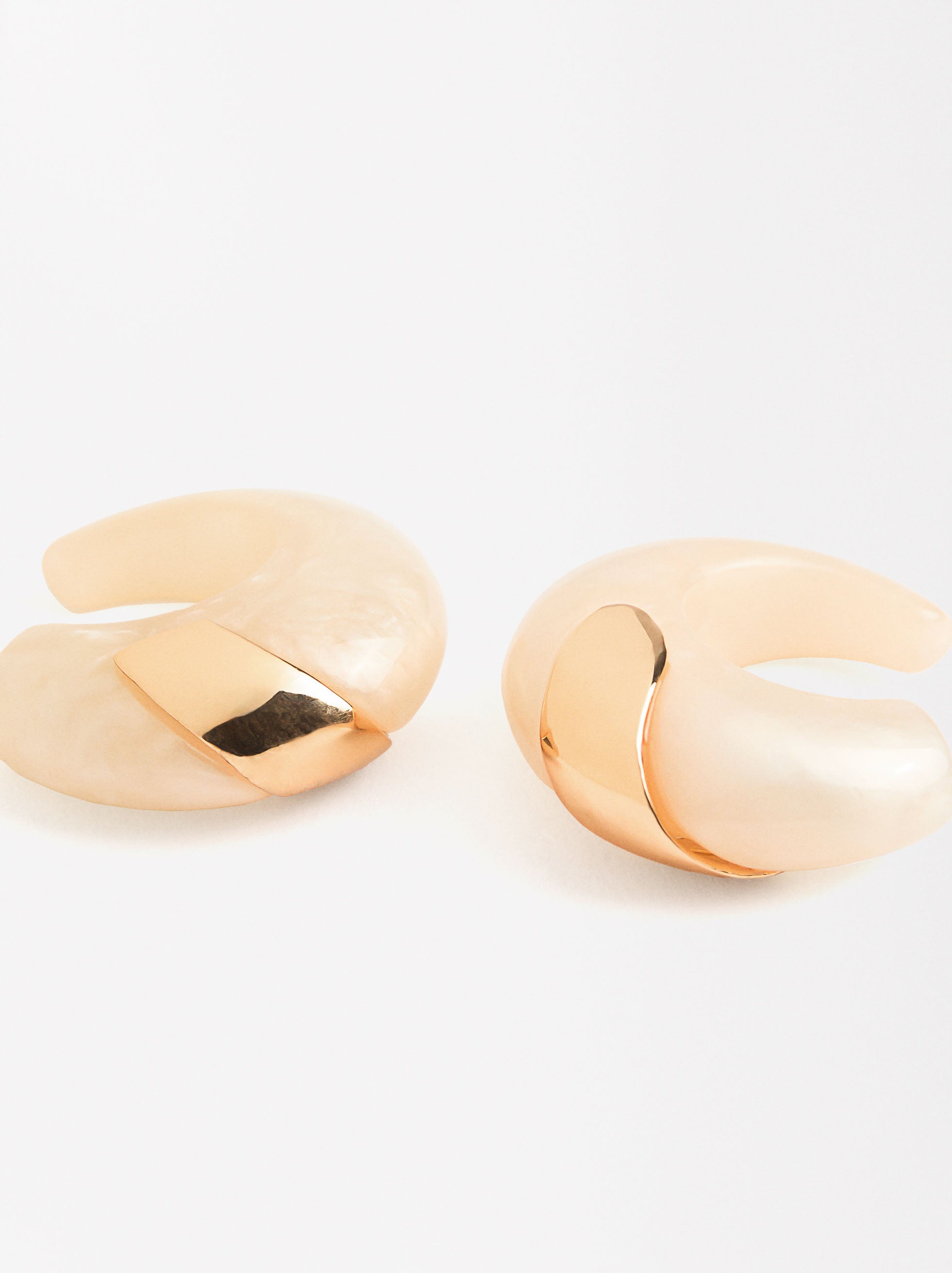 Aretes Perlados Con Detalle Metálico