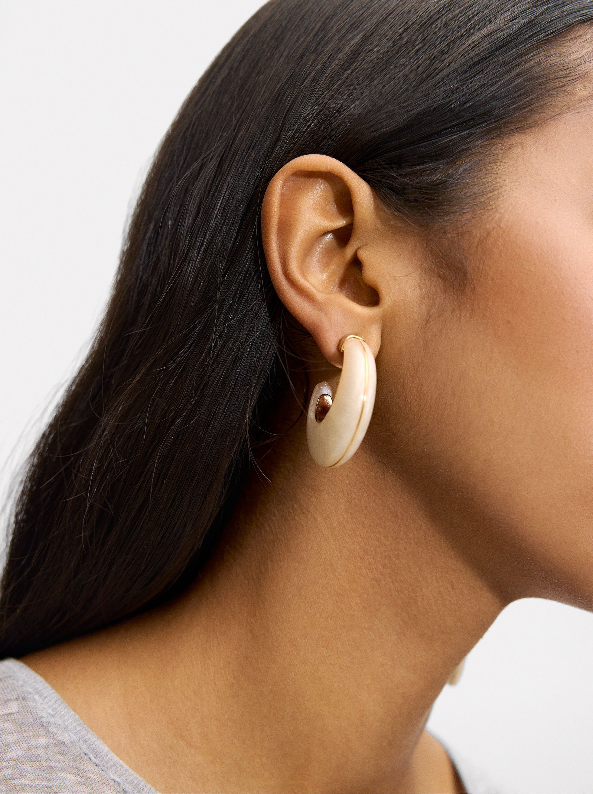 Aretes Perlados Con Borde Metálico