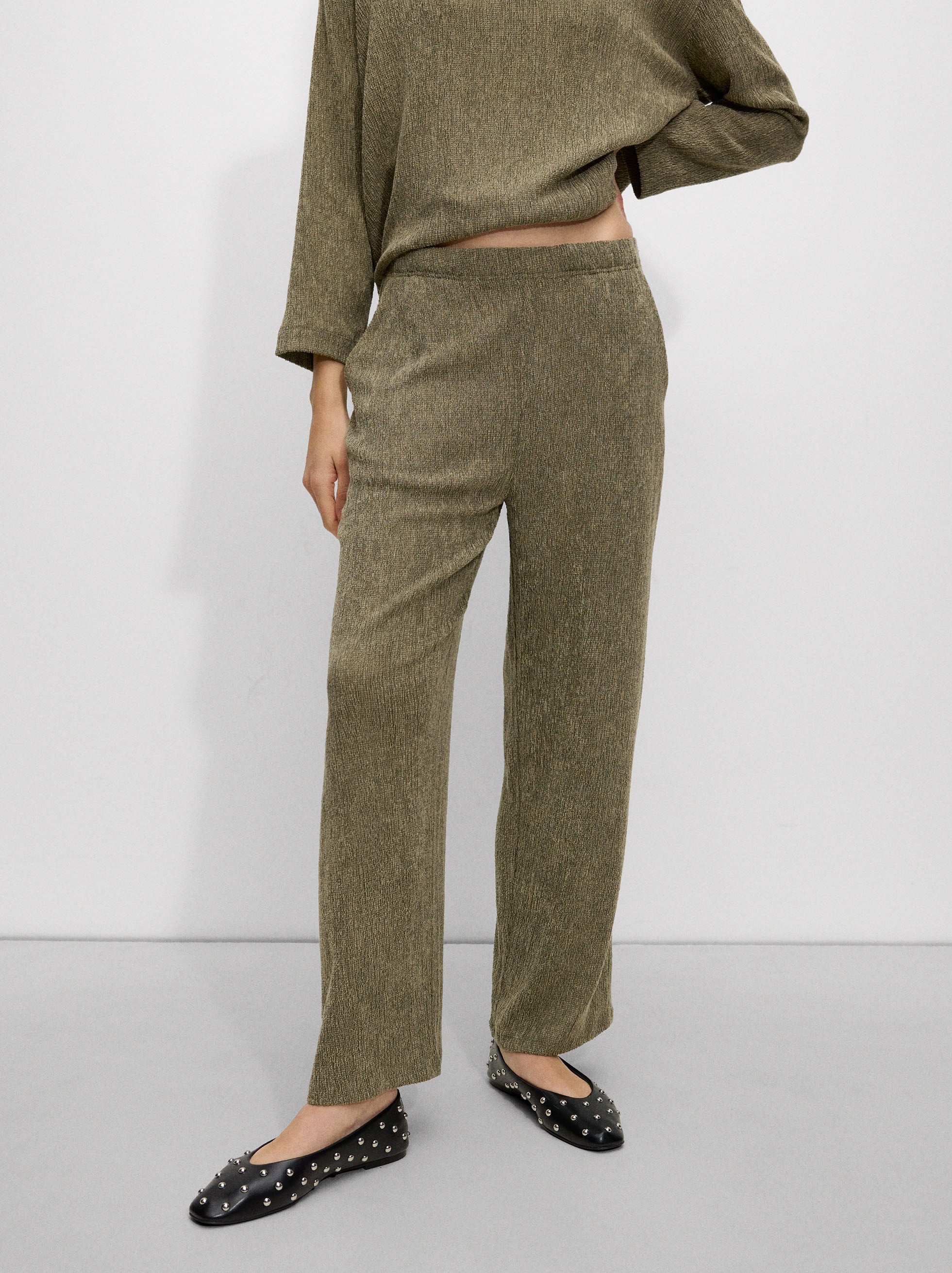 Pantalón Con Textura Y Cintura Elástica