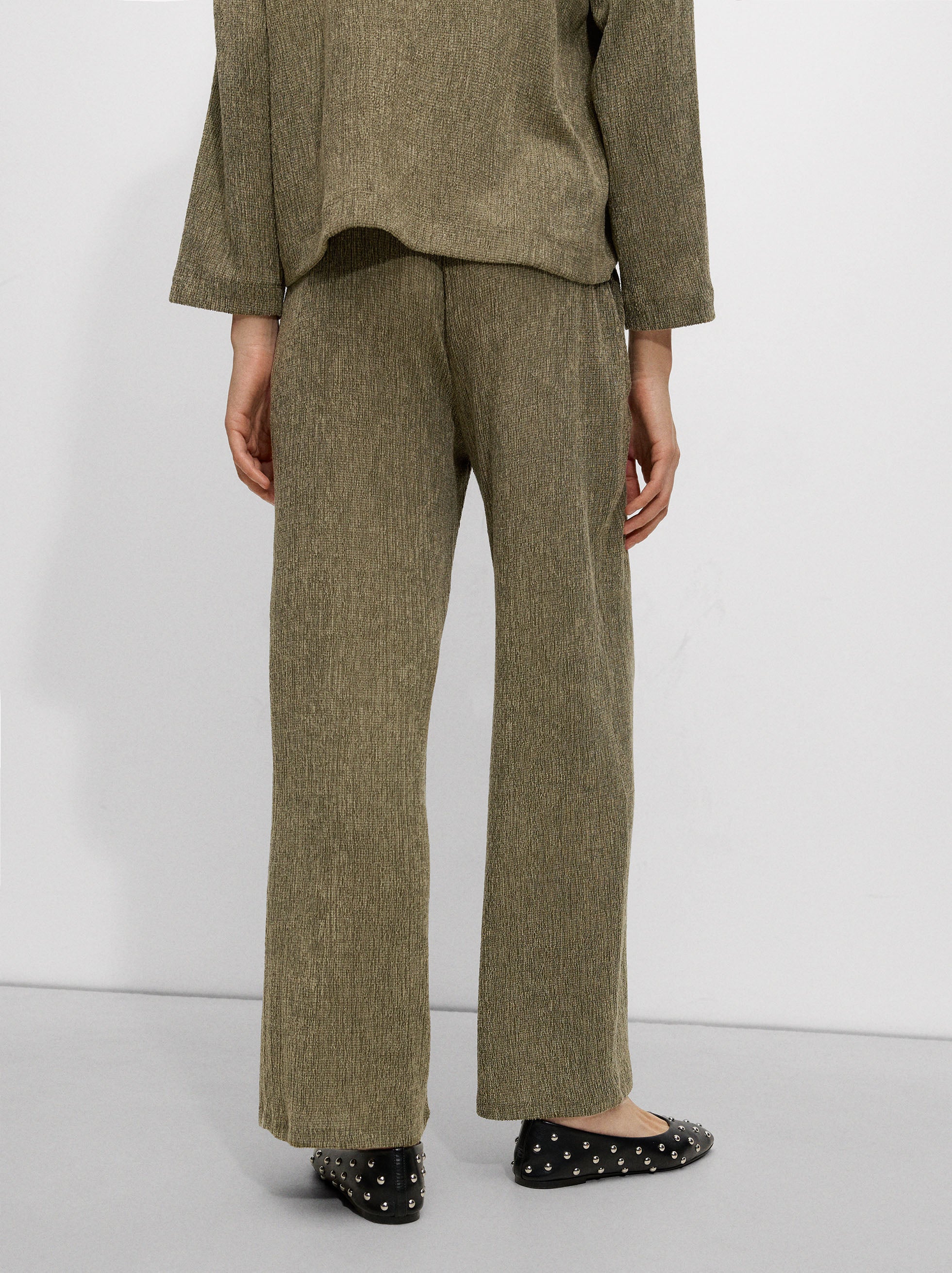 Pantalón Con Textura Y Cintura Elástica