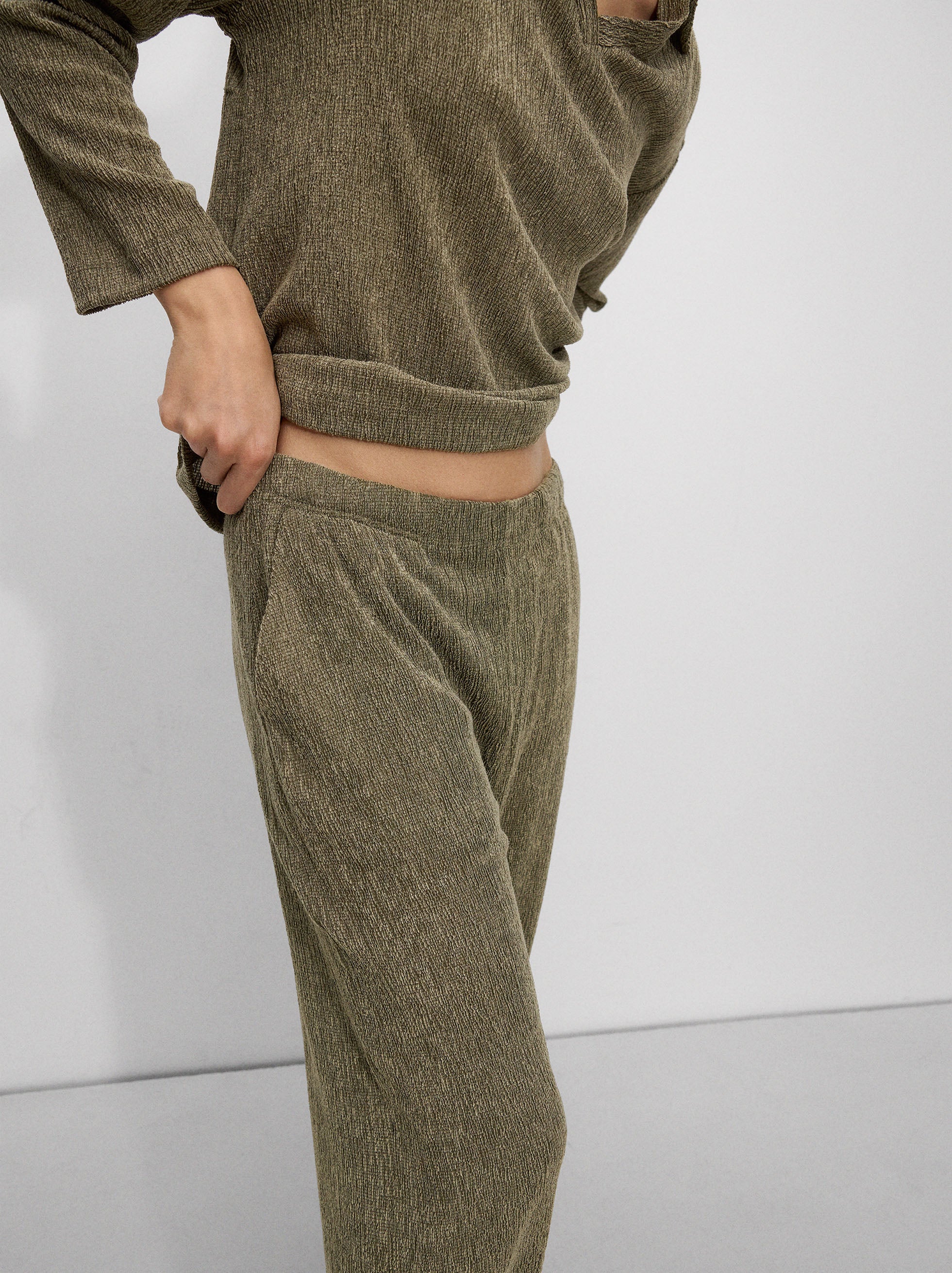 Pantalón Con Textura Y Cintura Elástica
