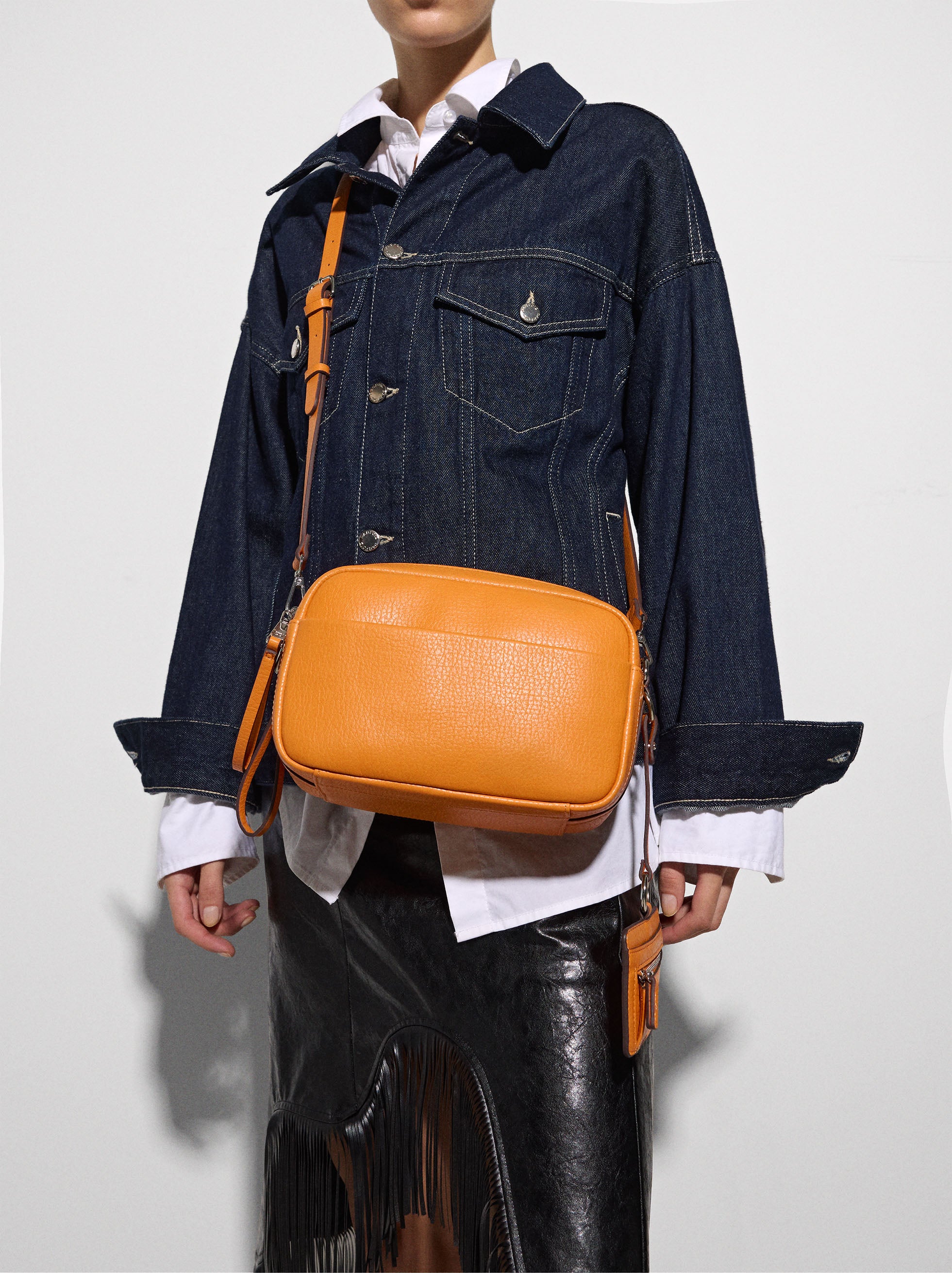 Cartera Bandolera Con Colgante