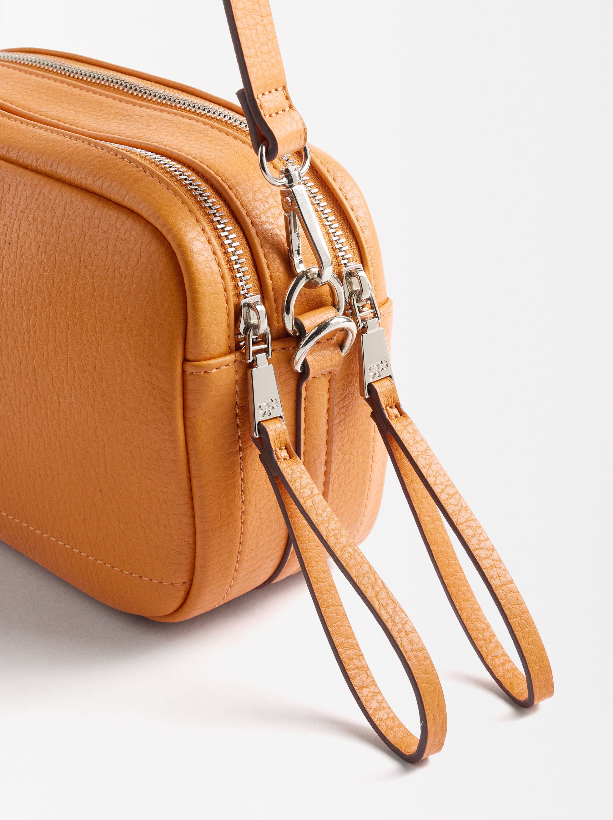 Cartera Bandolera Con Colgante