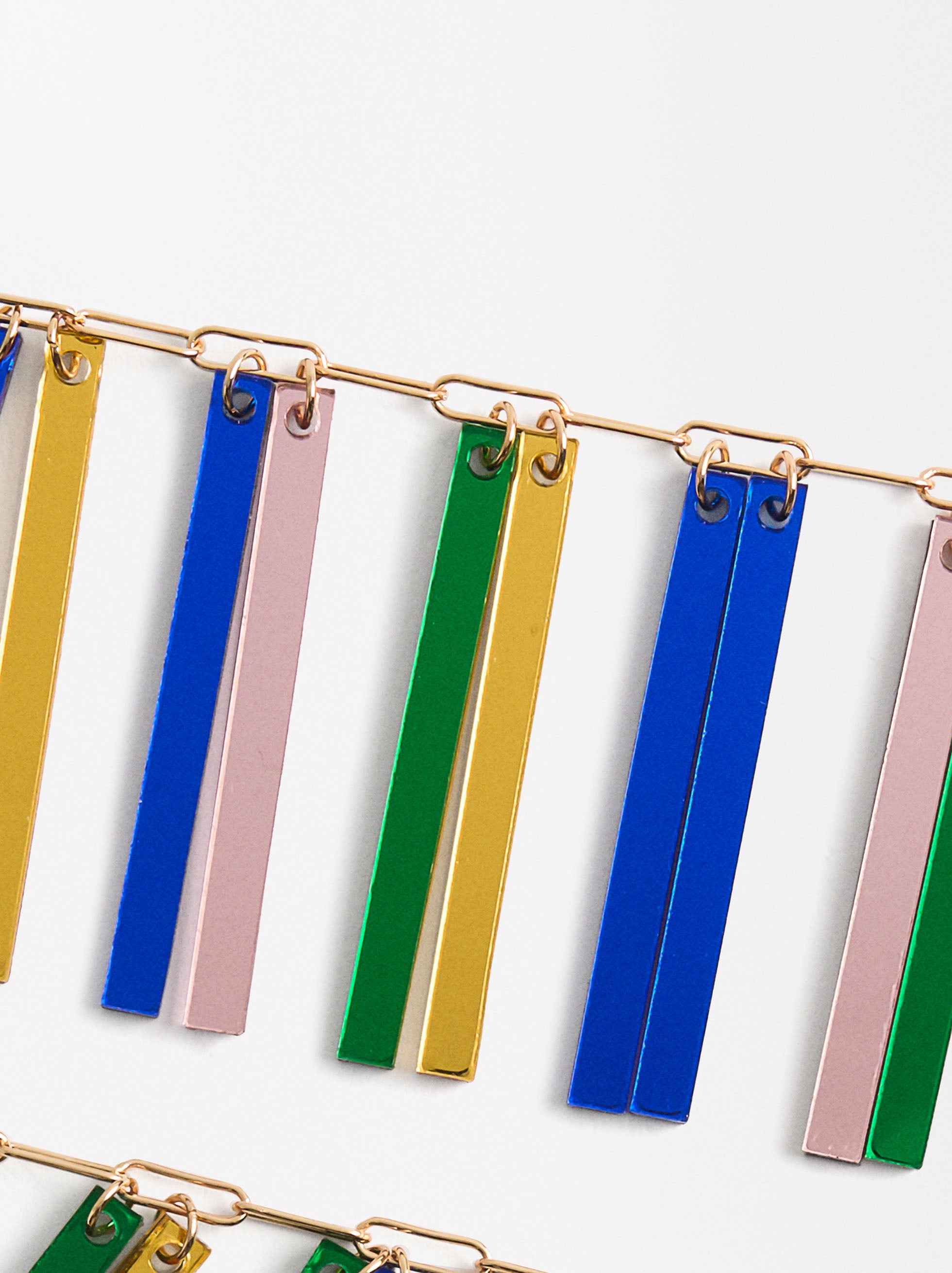 Collar Corto Con Filas Multicolores