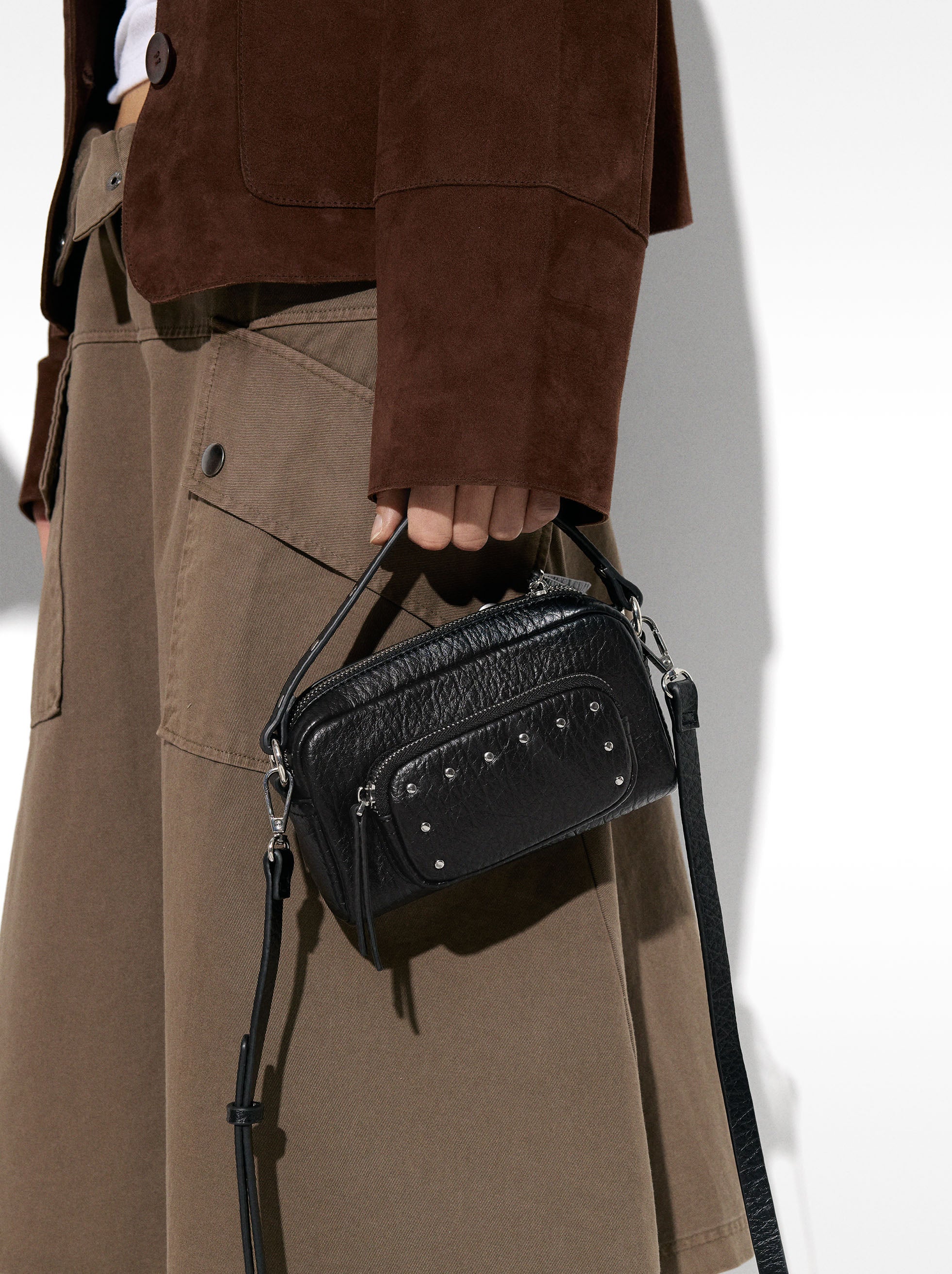Cartera Bandolera Con Tachuelas