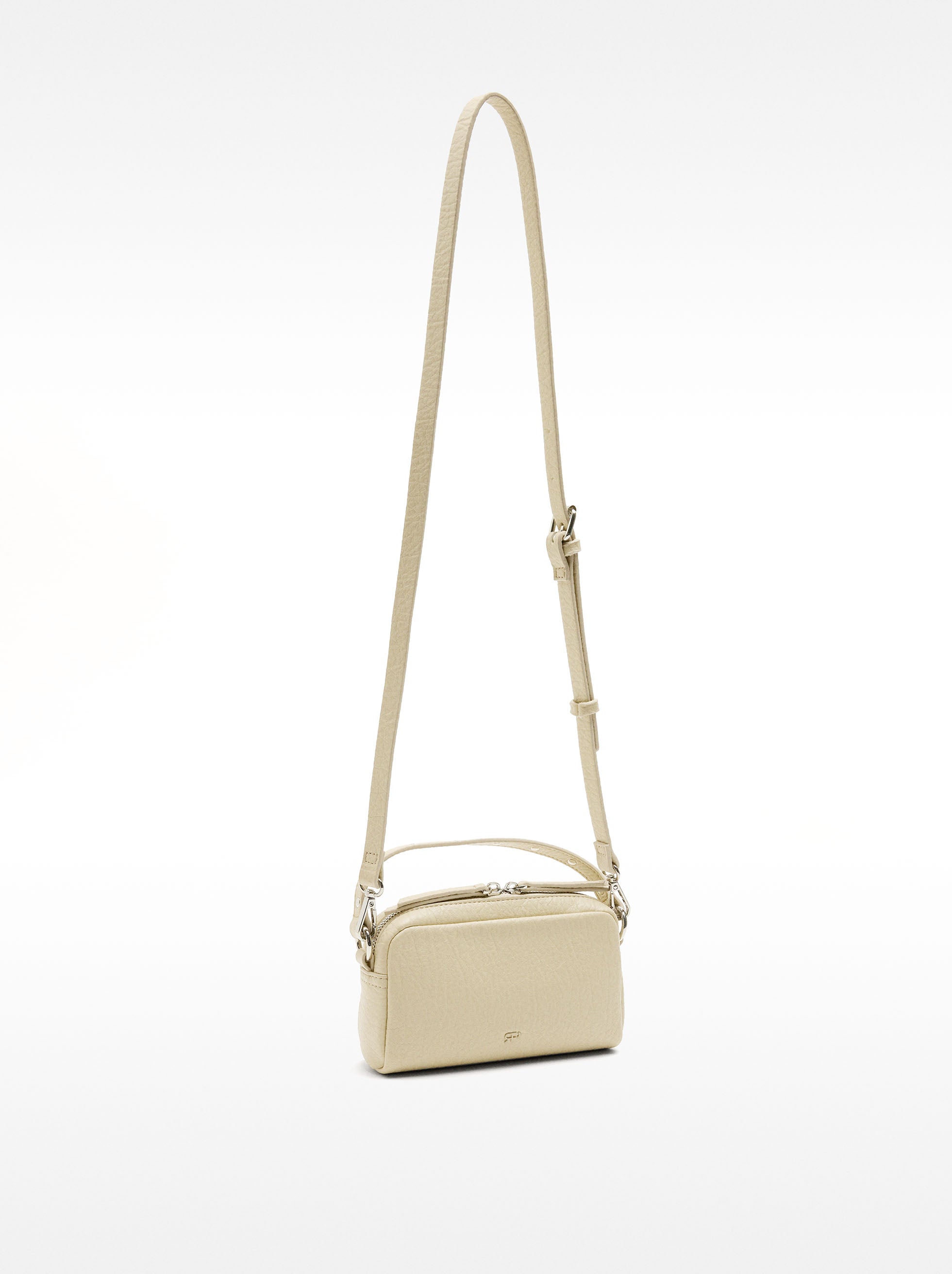 Cartera Bandolera Con Tachuelas