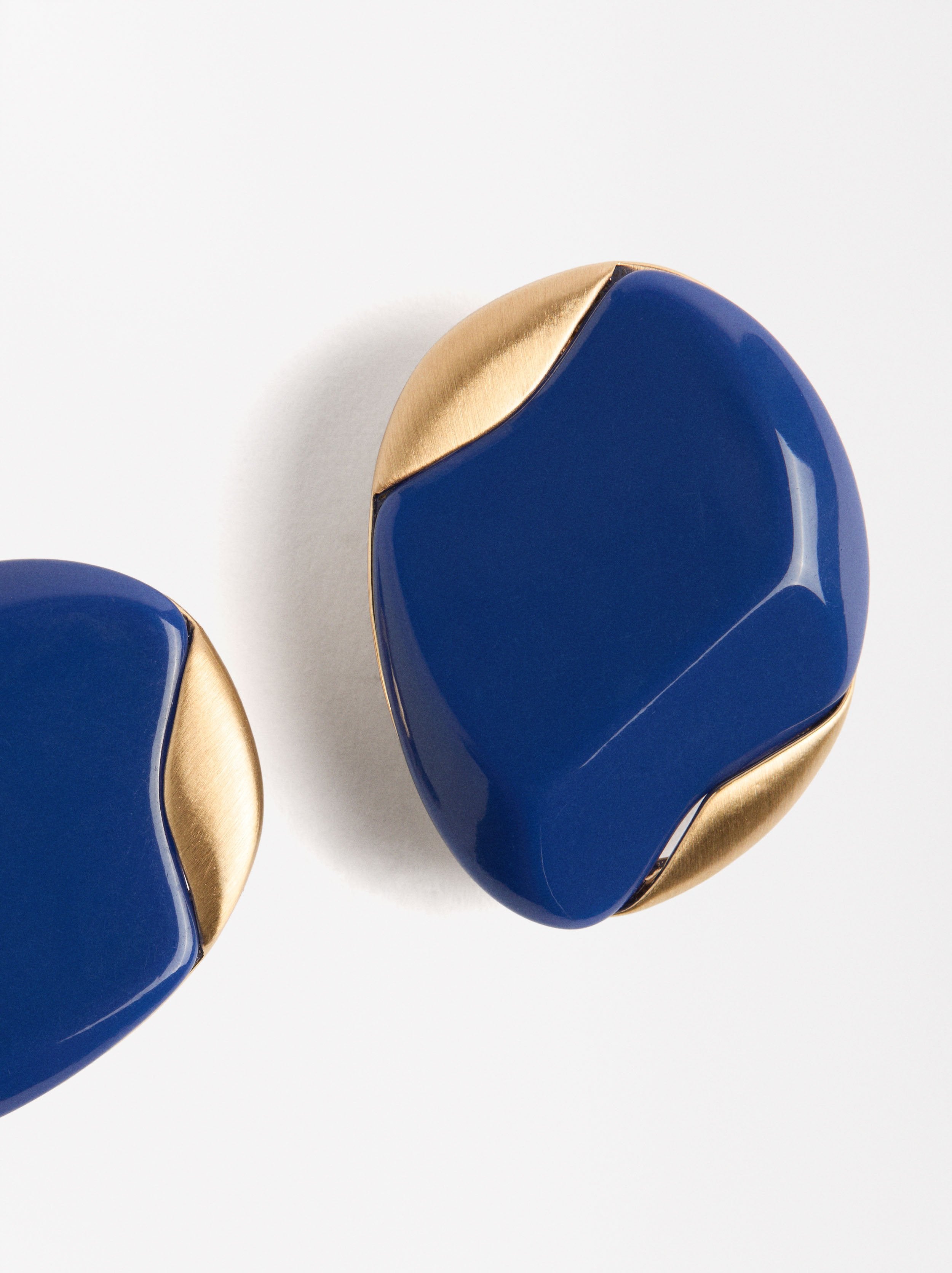 Aretes Ovalados Con Detalles Metálicos