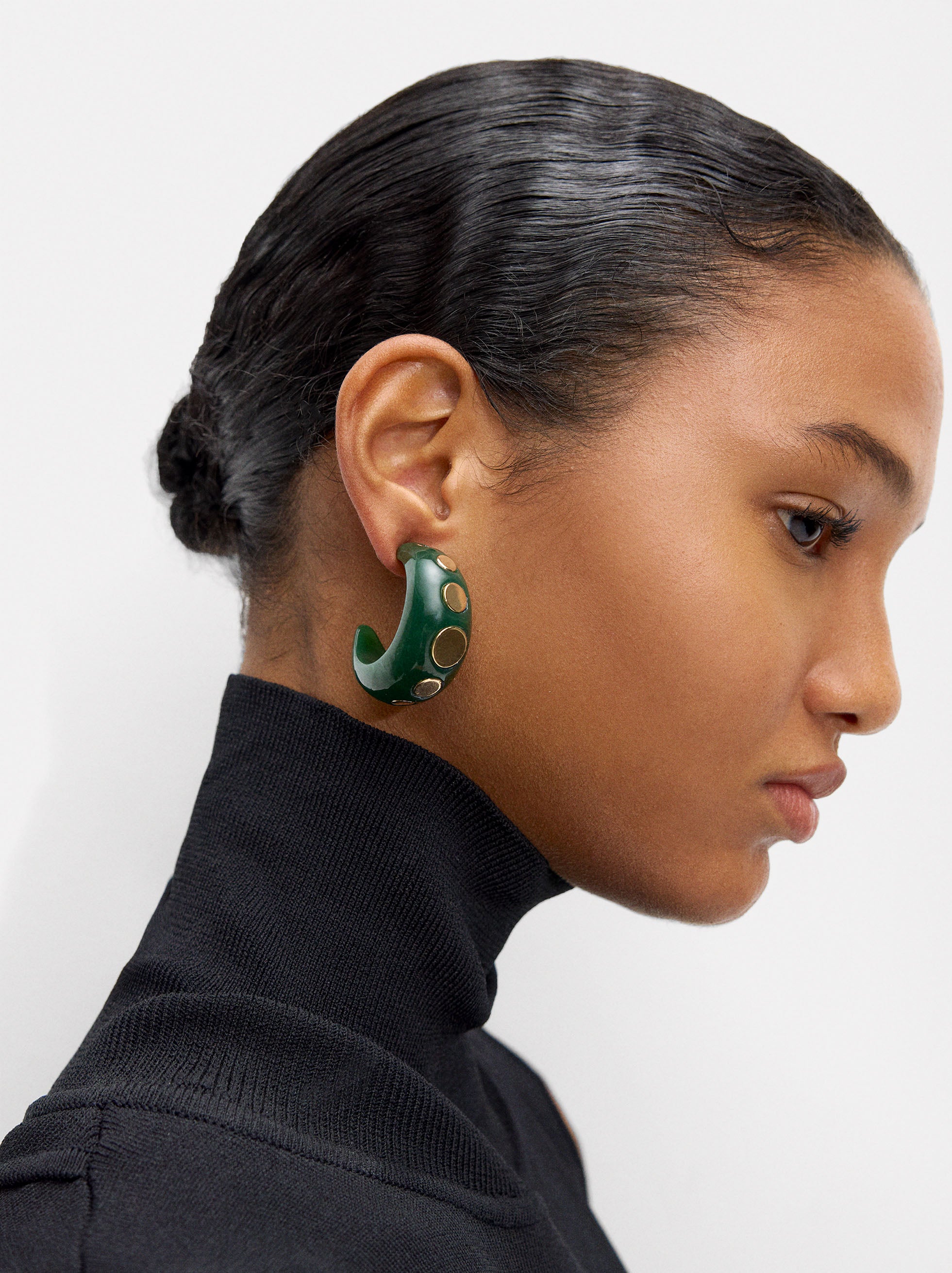 Aretes Maxi De Resina Con Detalles Metálicos