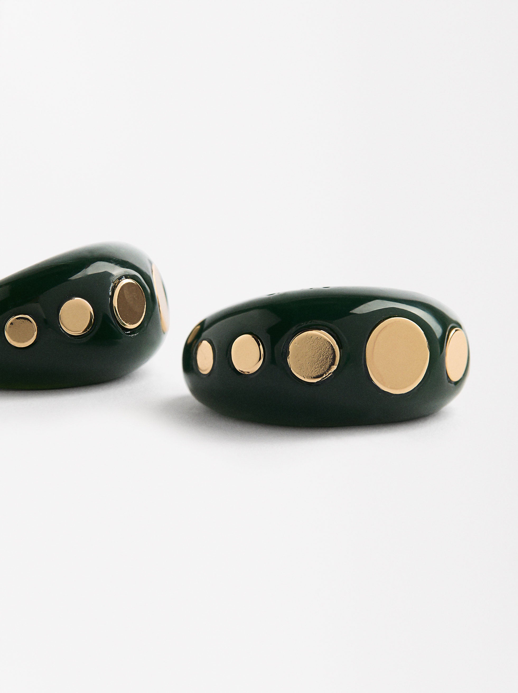 Aretes Maxi De Resina Con Detalles Metálicos
