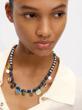 Collar Corto Con Abalorios Y Medallas
