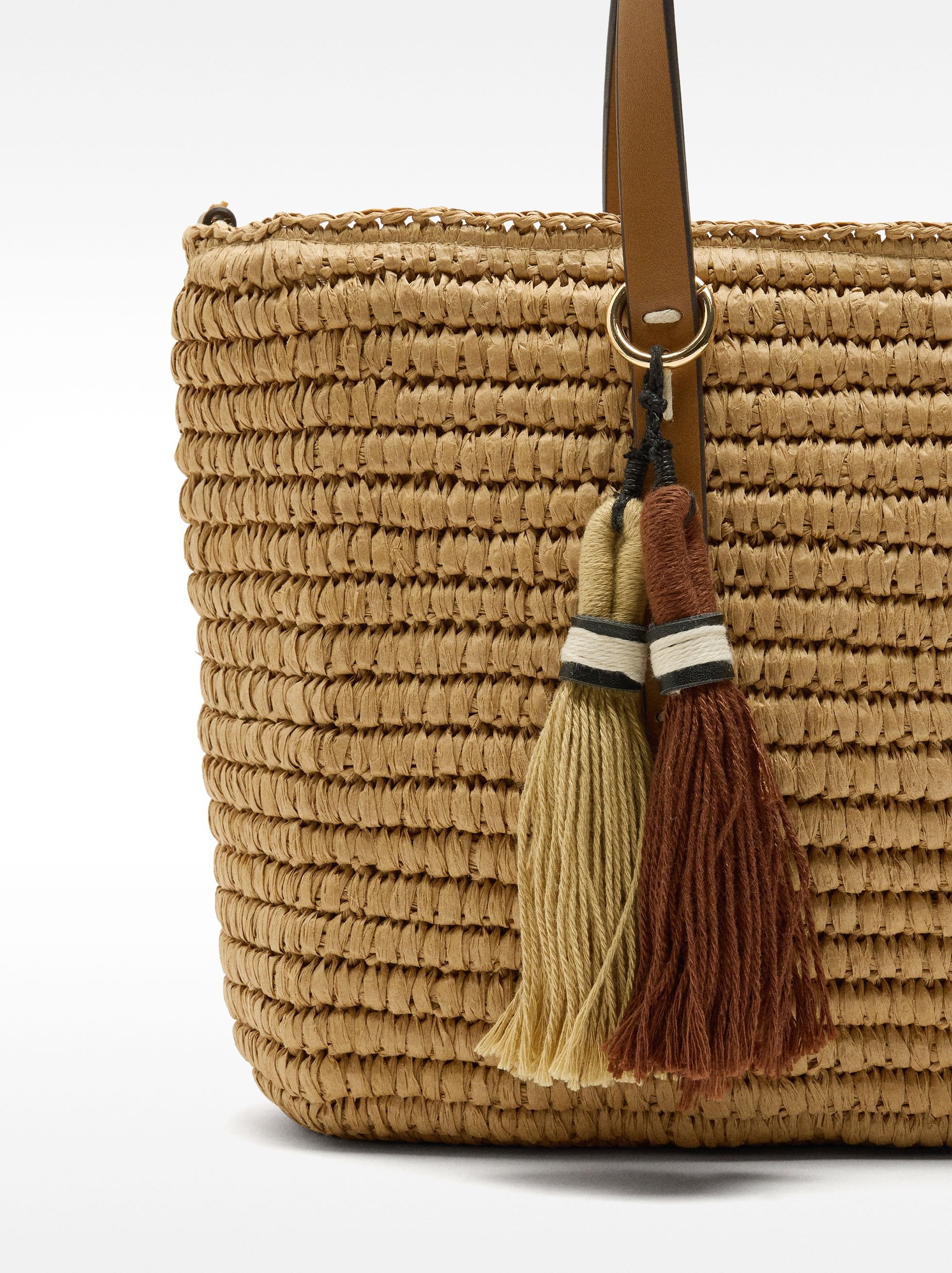 Bolso Tote Con Efecto Rafia Y Colgante L