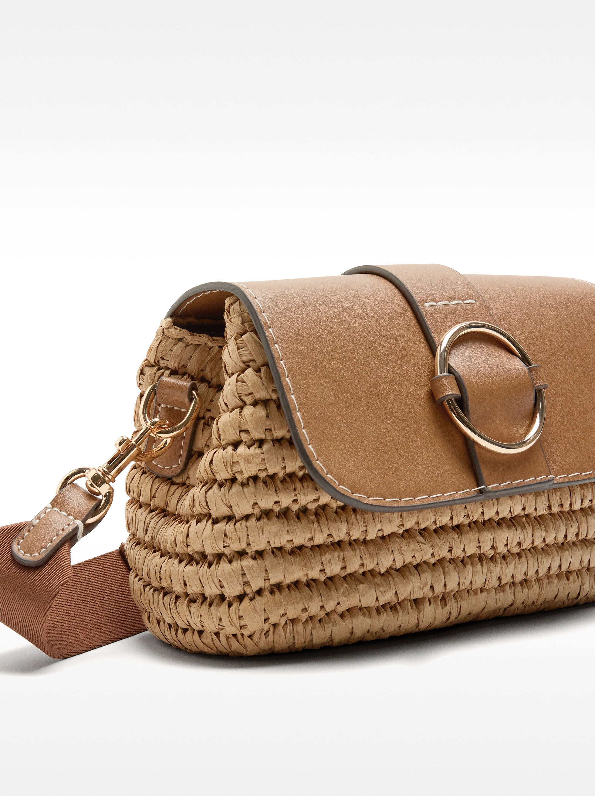 Bolso Bandolera Con Efecto Rafia Y Solapa