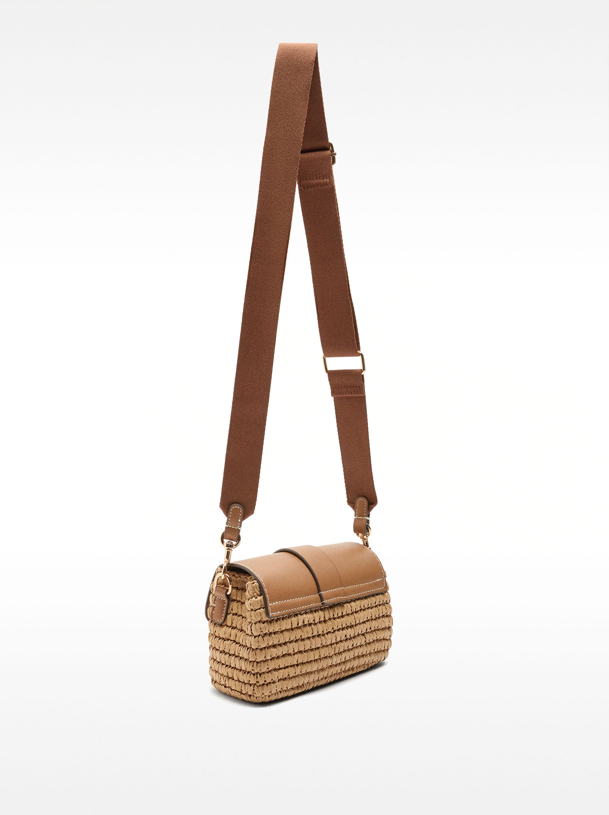 Bolso Bandolera Con Efecto Rafia Y Solapa