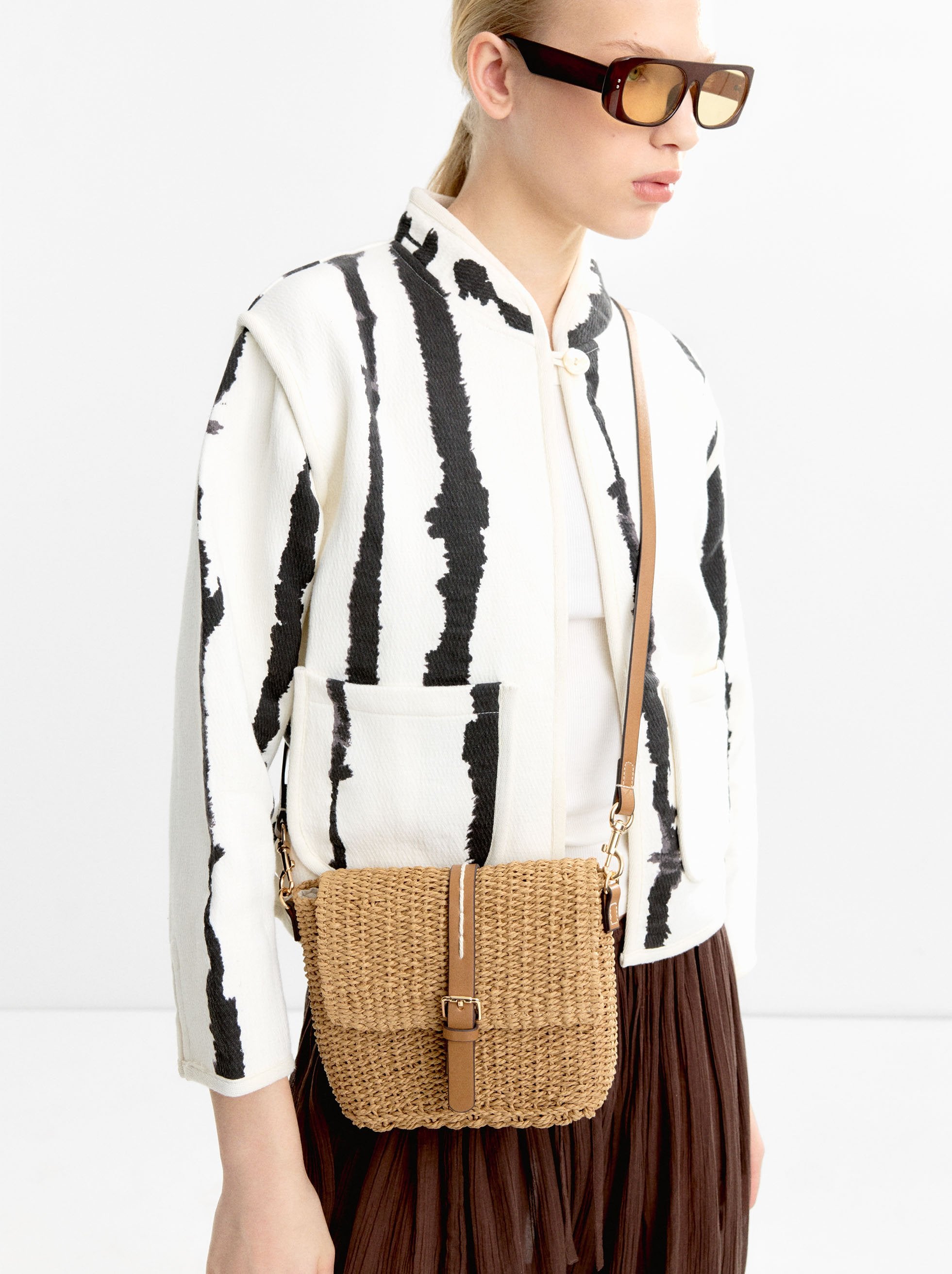 Bolso Bandolera Efecto Rafia Con Solapa