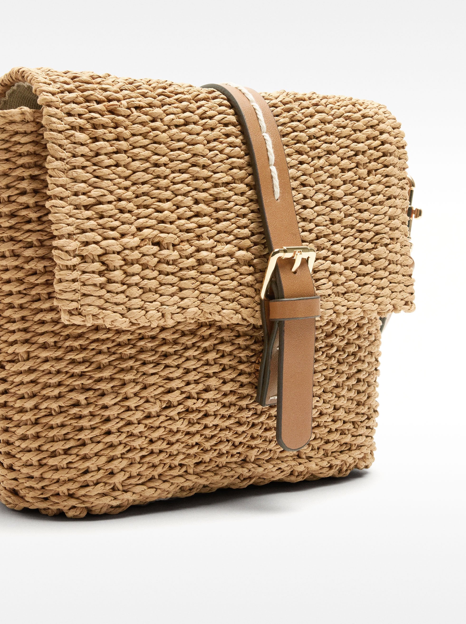 Bolso Bandolera Efecto Rafia Con Solapa