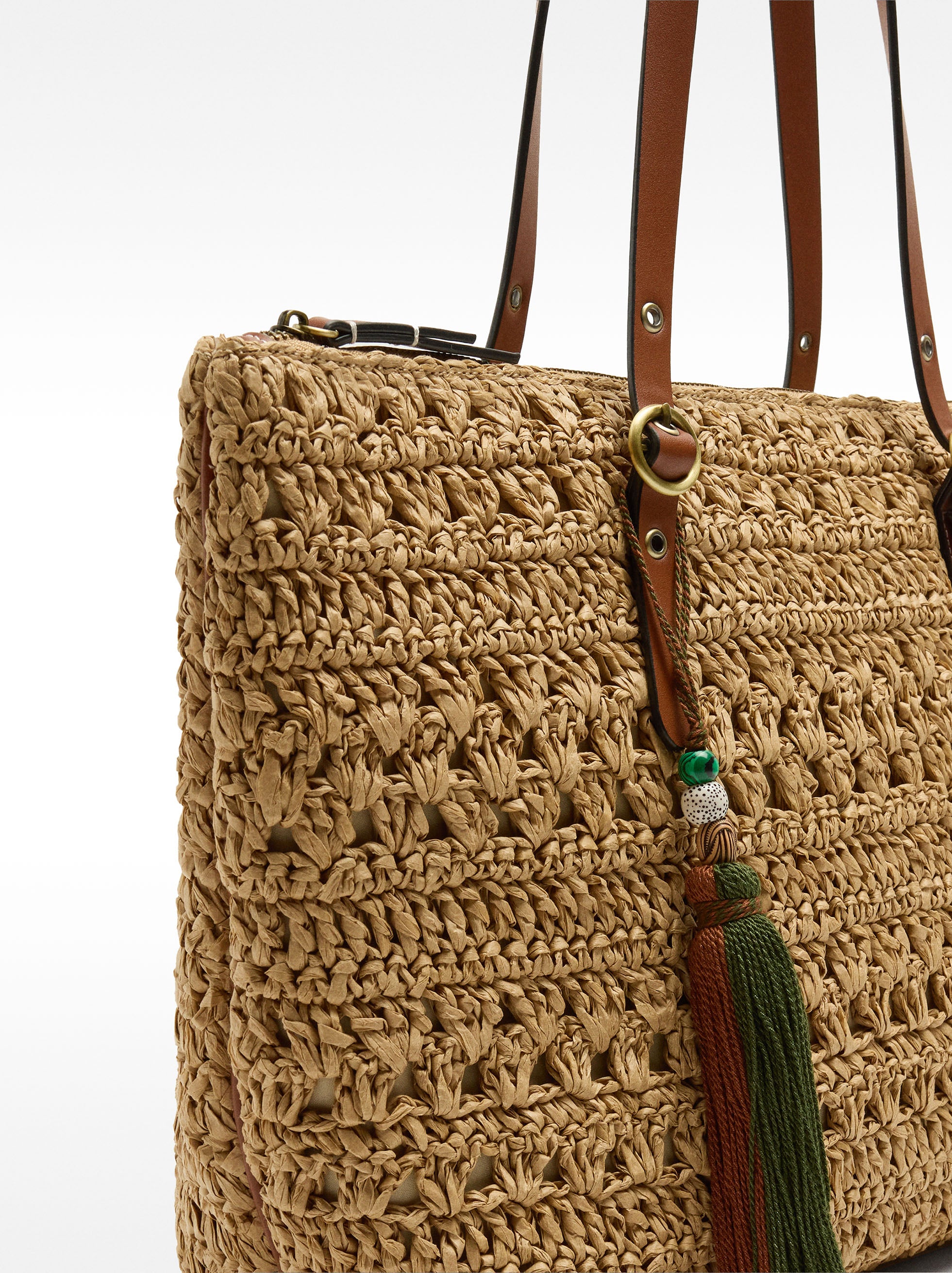 Bolso Shopper Efecto Rafia Con Colgante