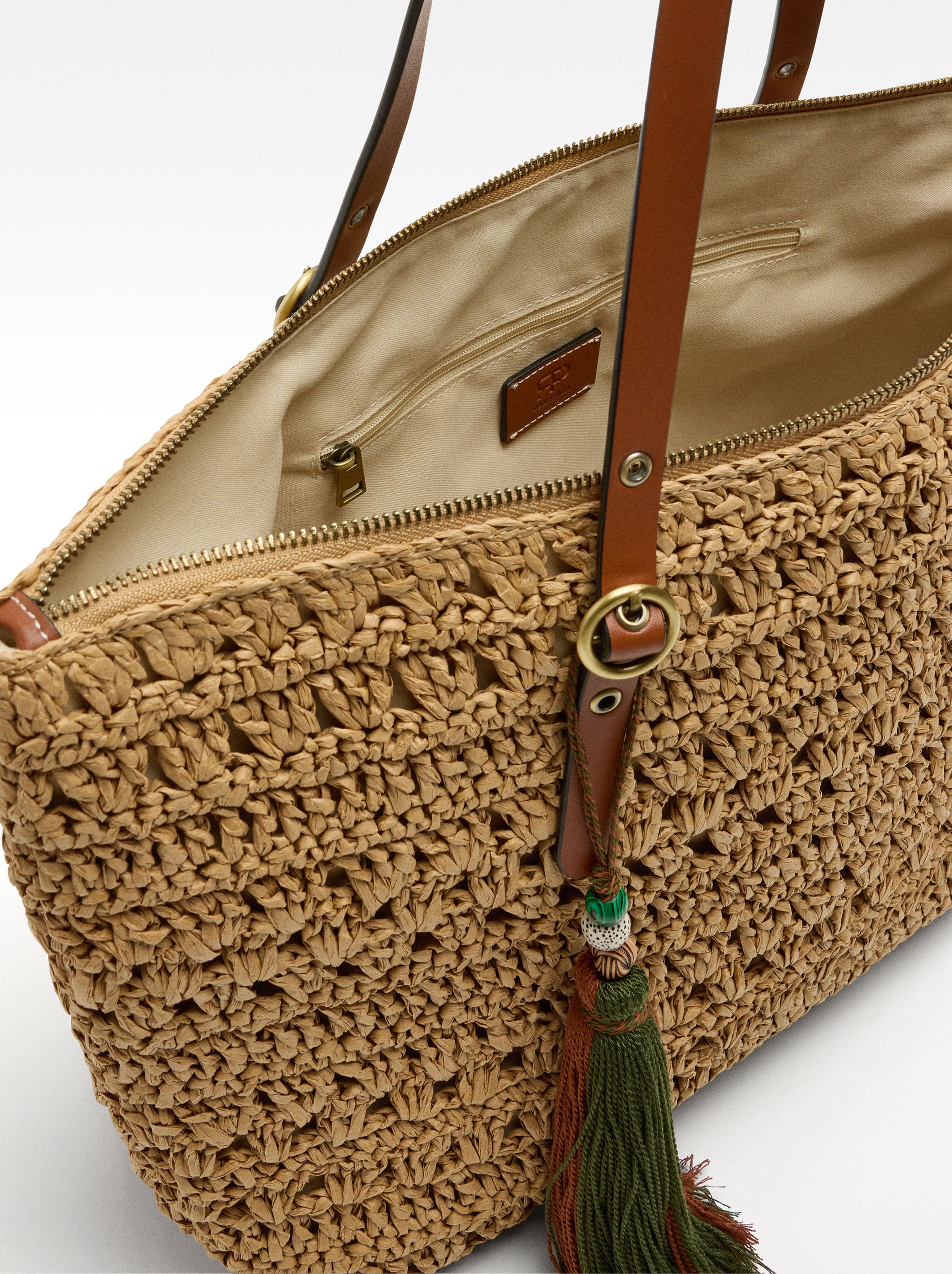 Bolso Shopper Efecto Rafia Con Colgante