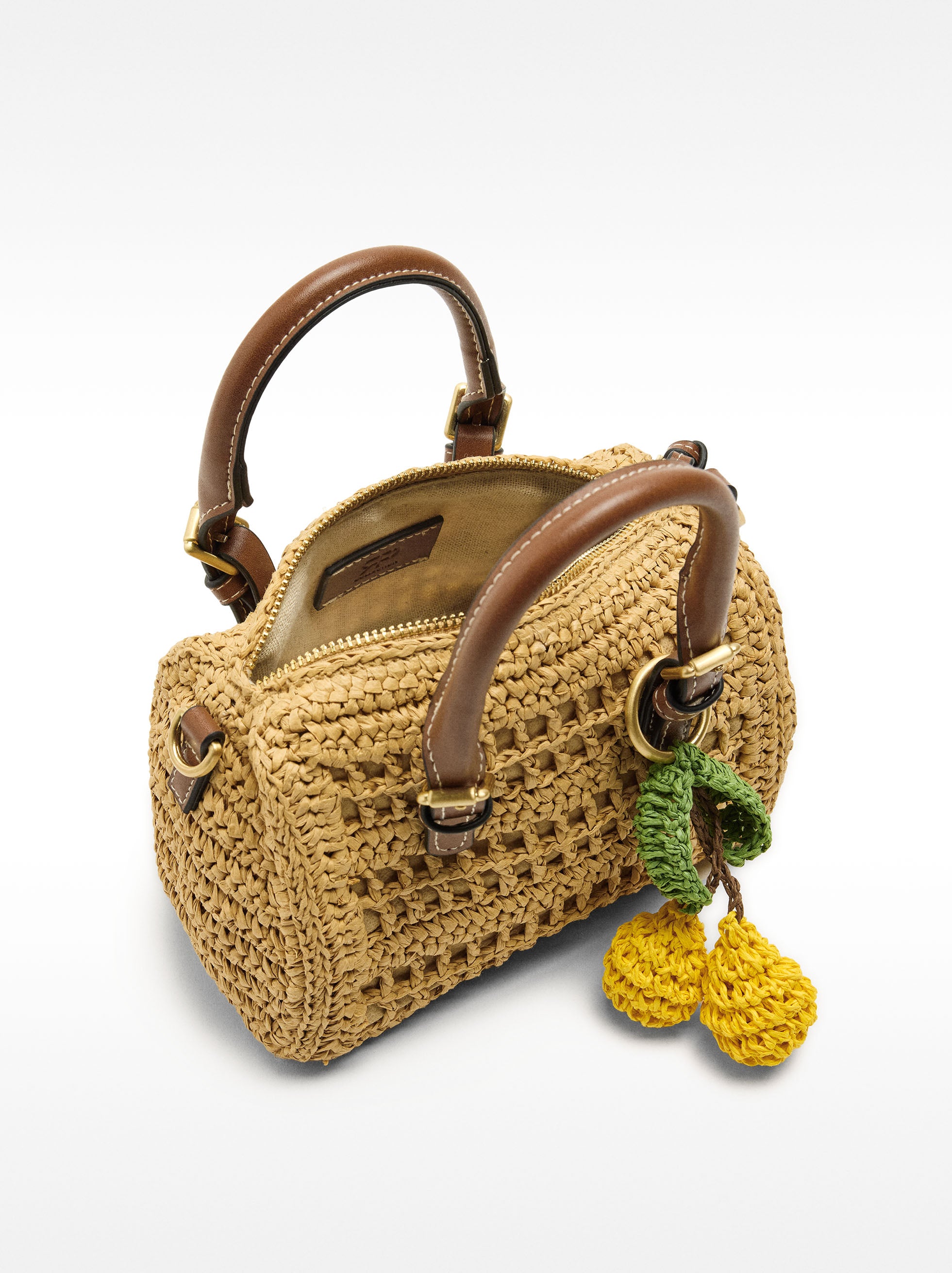 Bolso Tote De Efecto Rafia Con Colgante