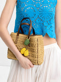 Bolso Tote De Efecto Rafia Con Colgante