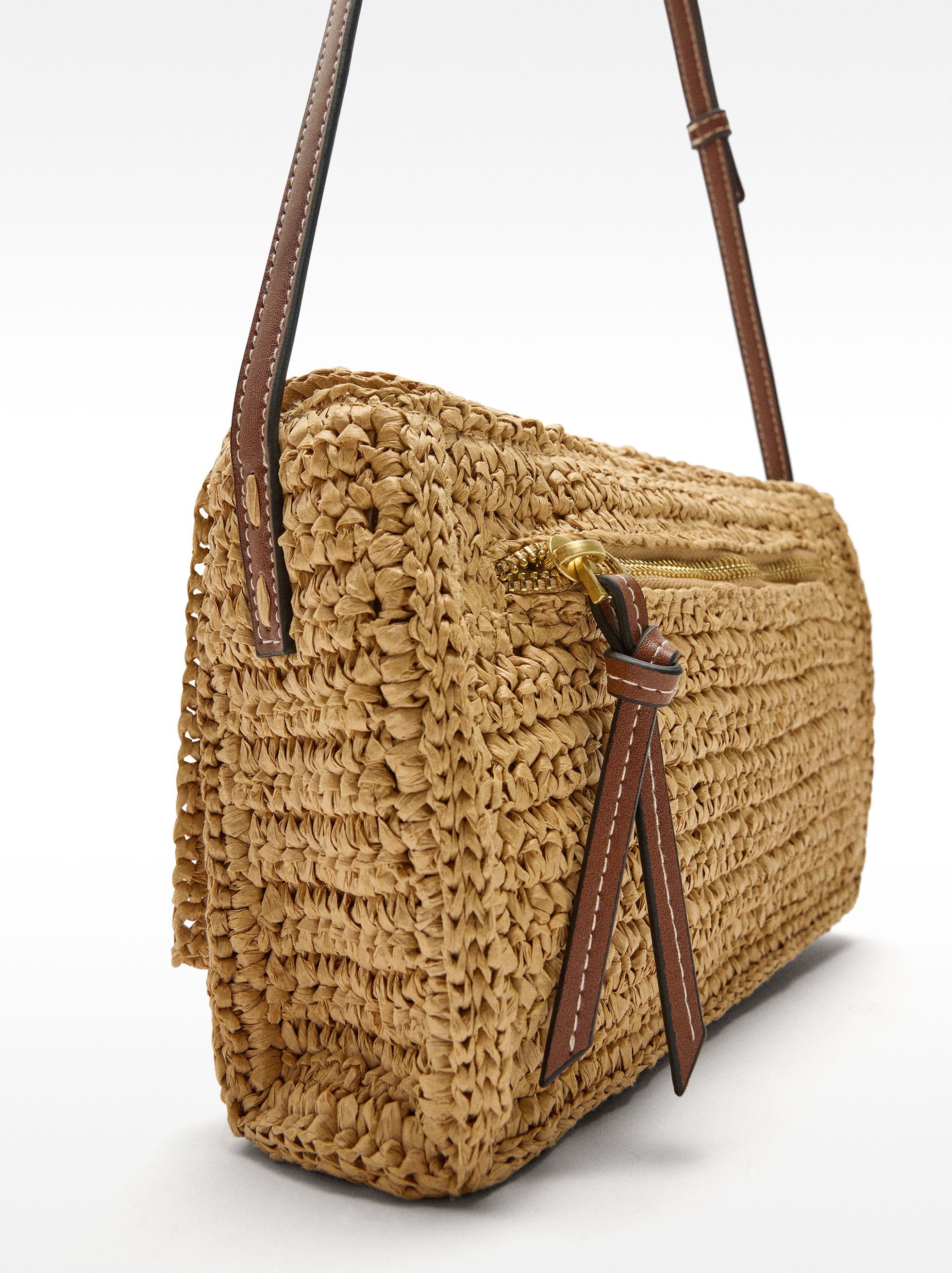 Bolso Bandolera Efecto Rafia Con Solapa