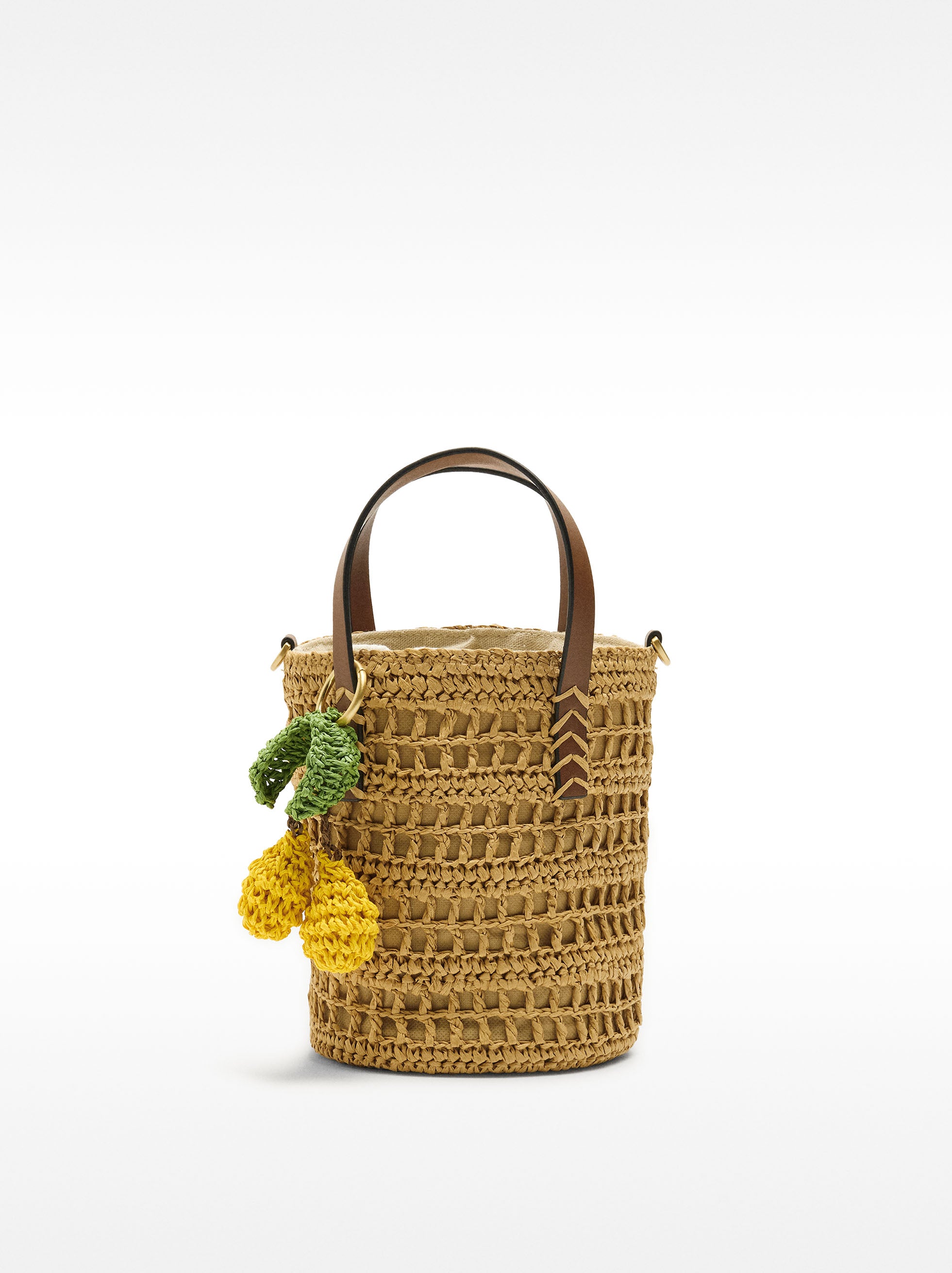 Bolso Bombonera Efecto Rafia Con Detalle Colgante