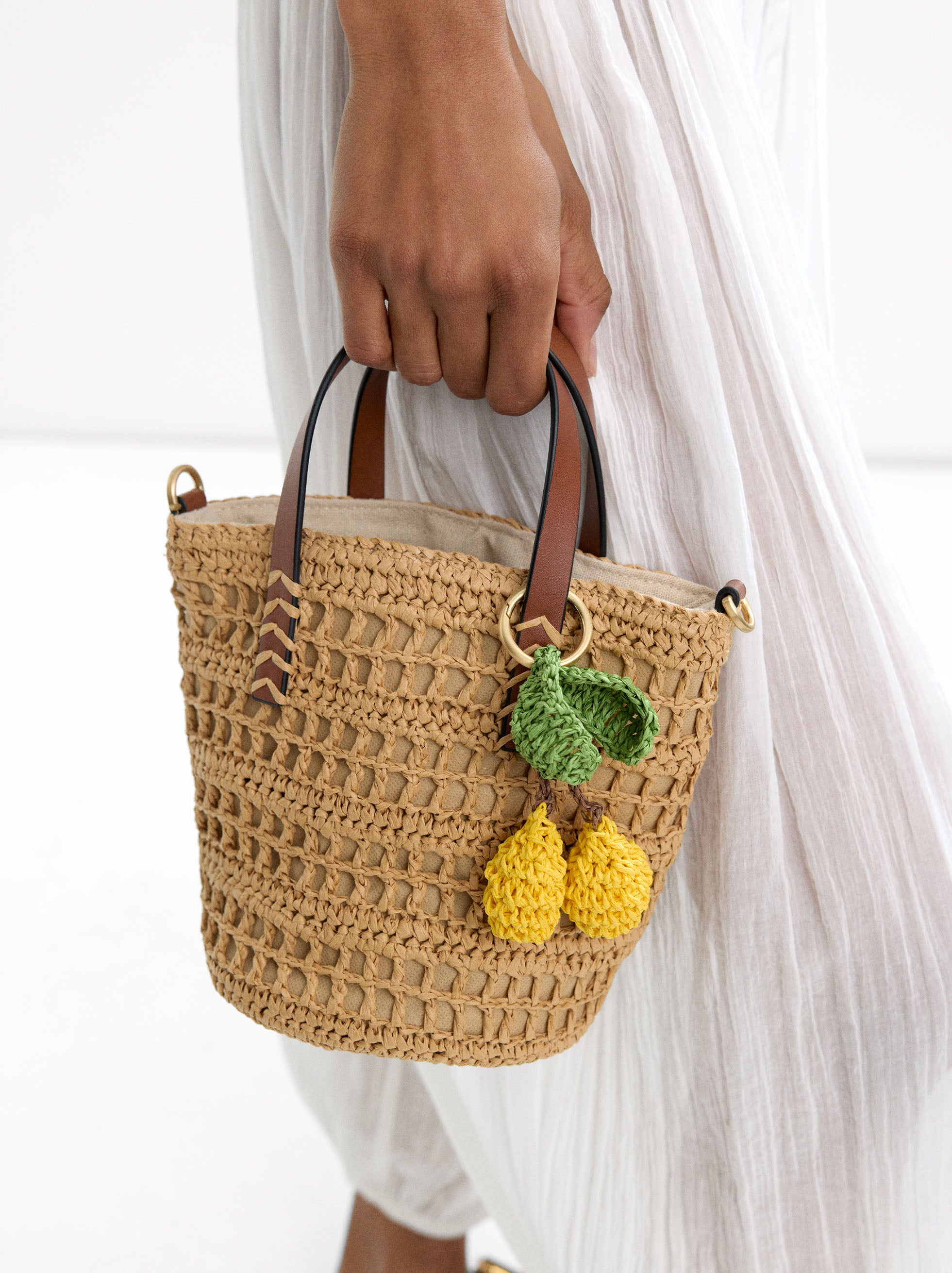 Bolso Bombonera Efecto Rafia Con Detalle Colgante