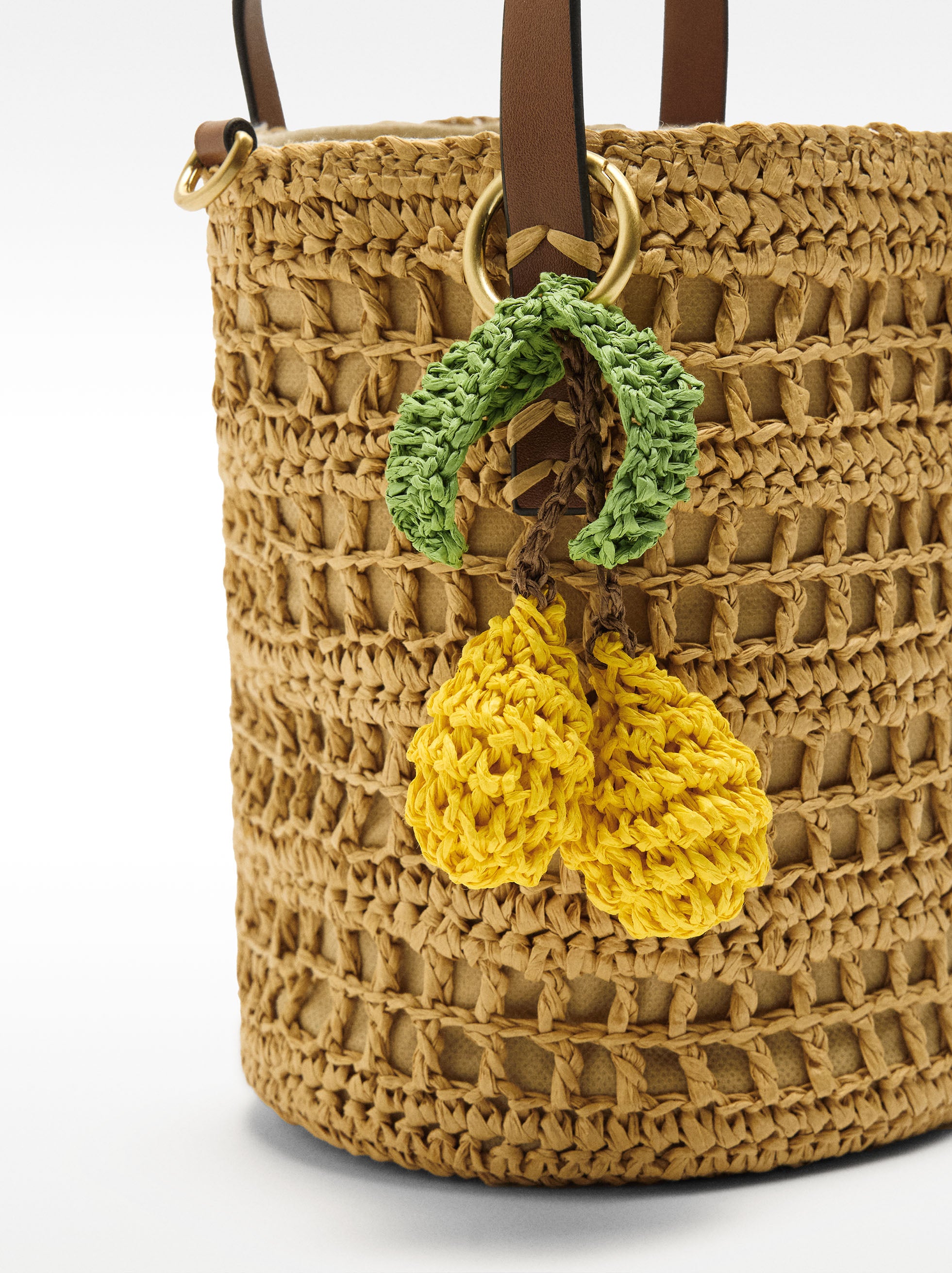 Bolso Bombonera Efecto Rafia Con Detalle Colgante