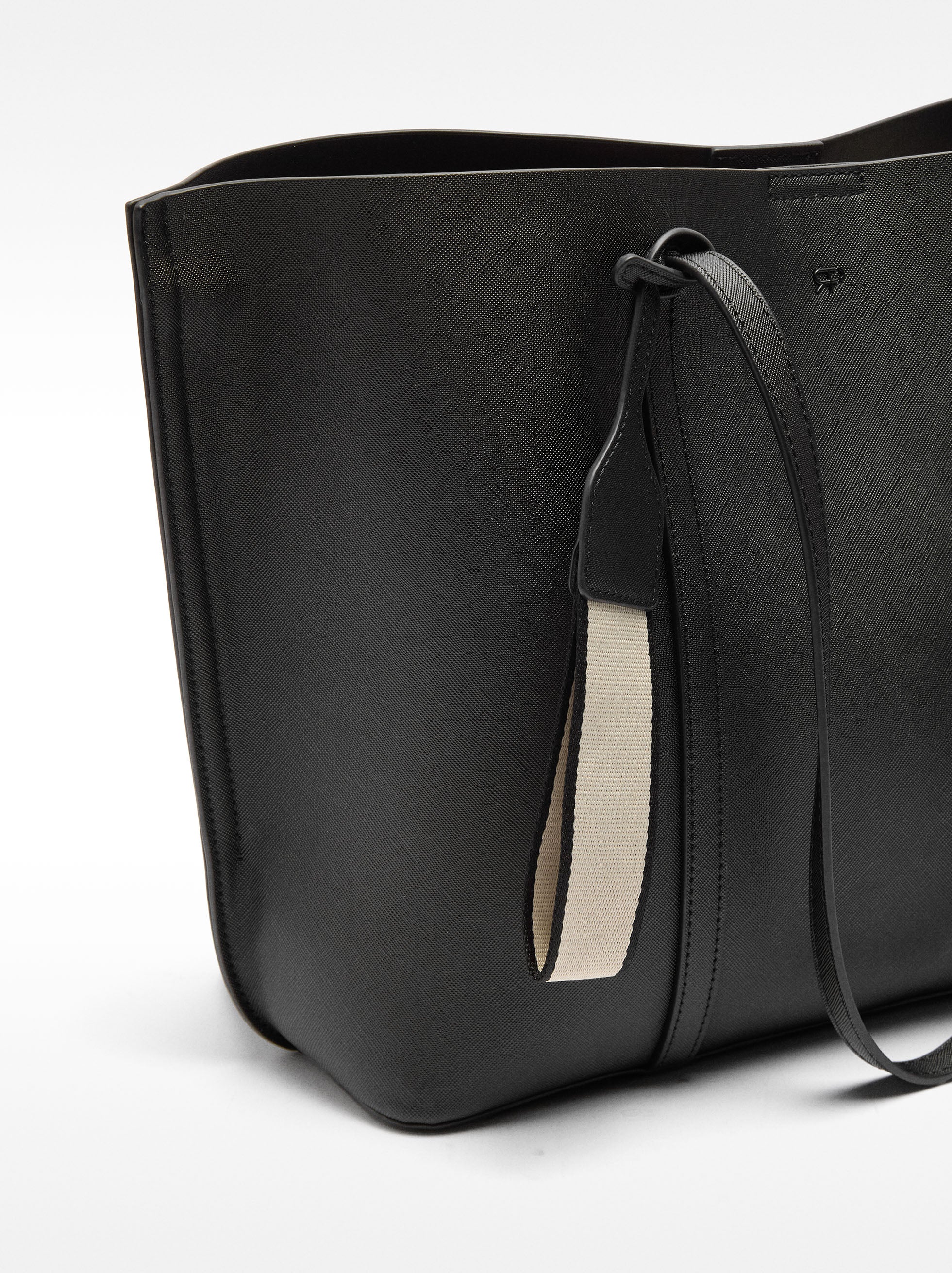 Cartera Shopper Con Colgante