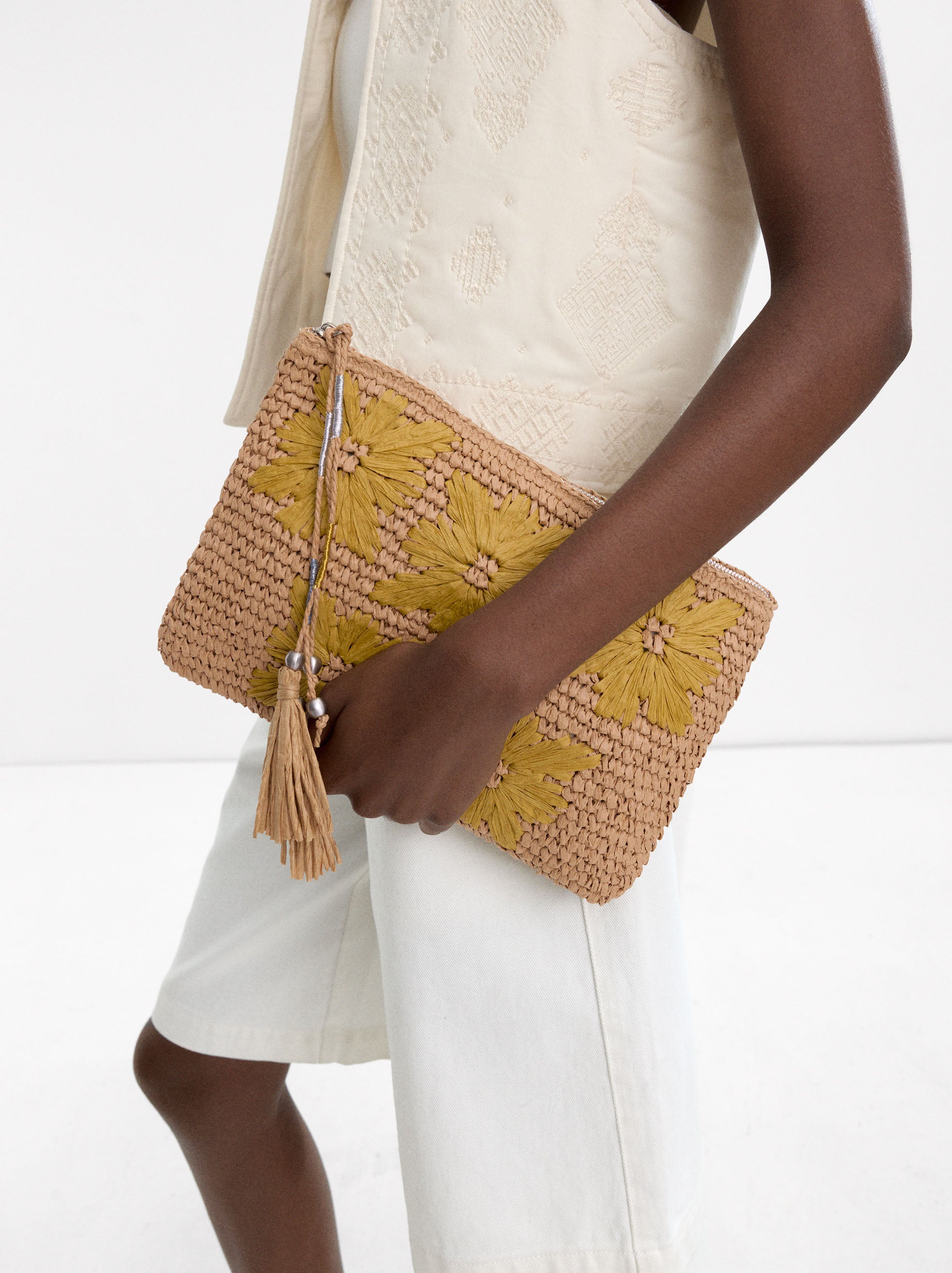 Bolso Tipo Sobre Con Efecto Rafia Y Detalle Floral