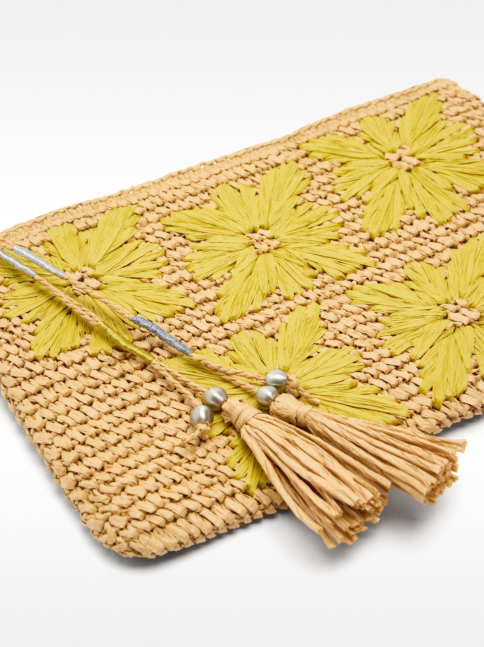 Bolso Tipo Sobre Con Efecto Rafia Y Detalle Floral