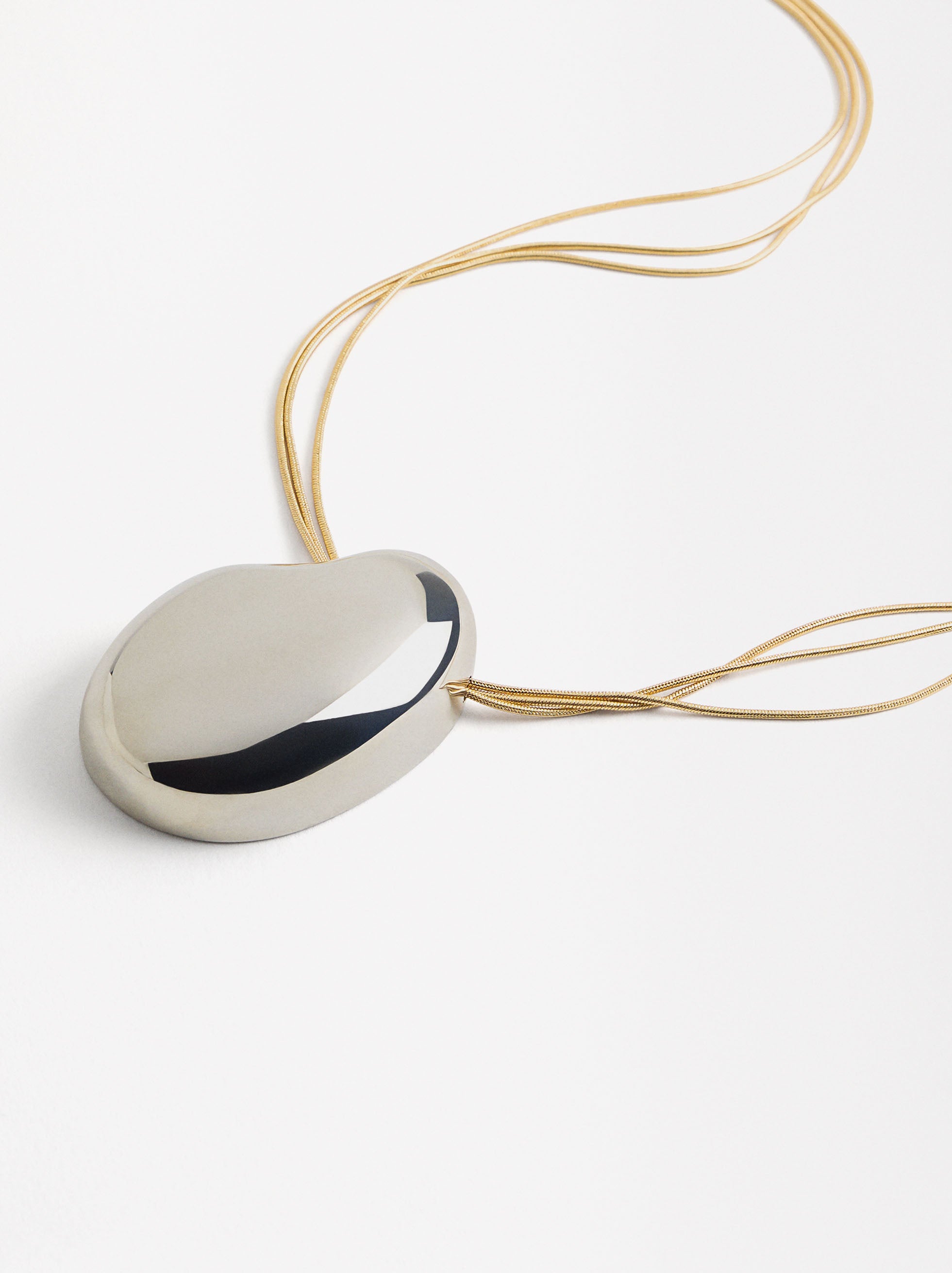Collar Con Colgante Ovalado