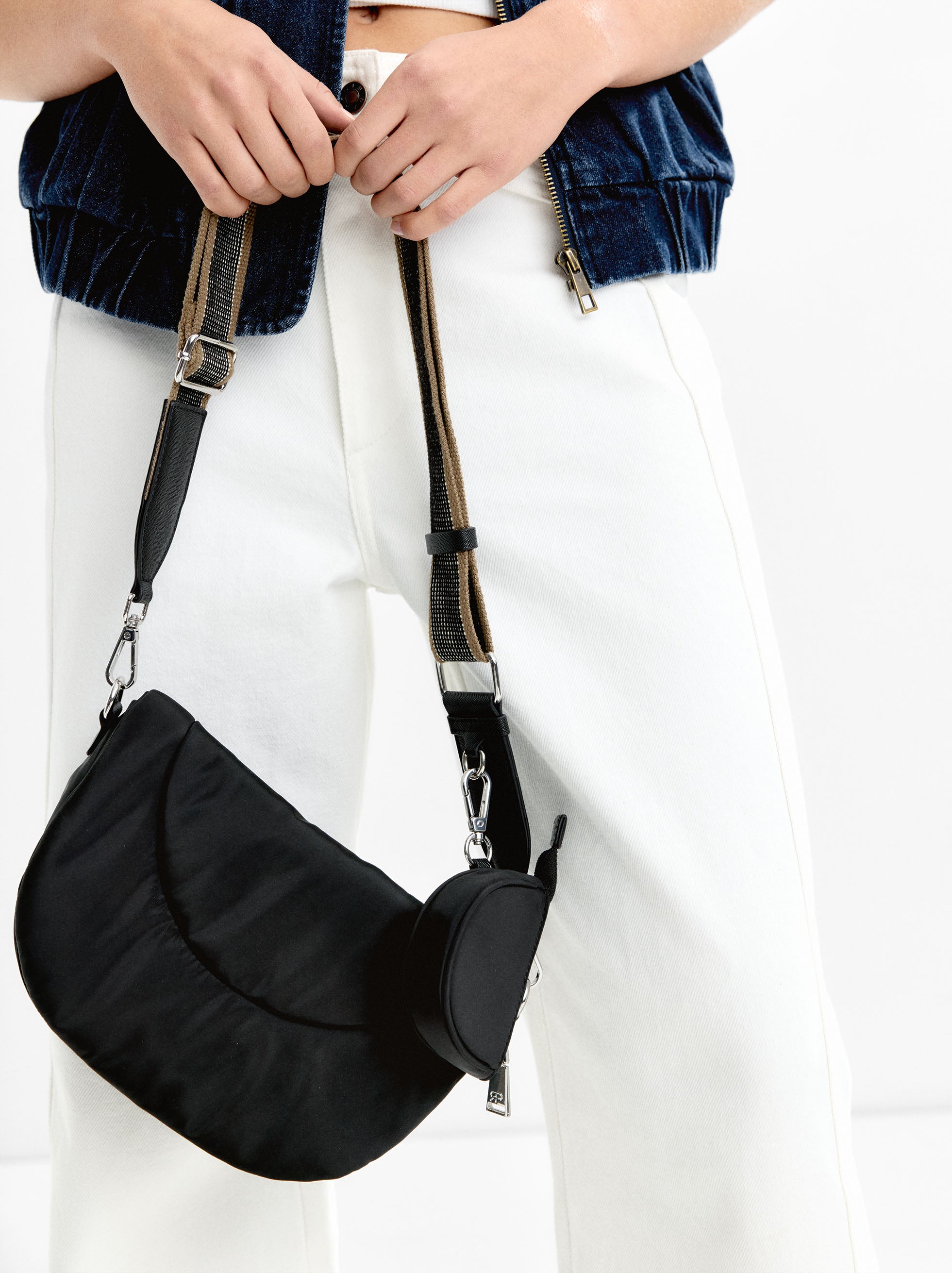 Cartera Bandolera De Nylon Con Colgante