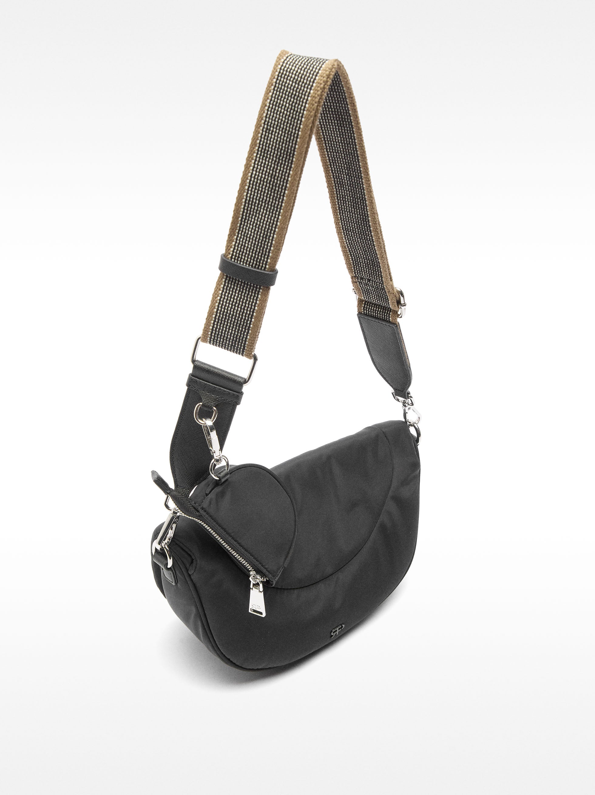 Cartera Bandolera De Nylon Con Colgante