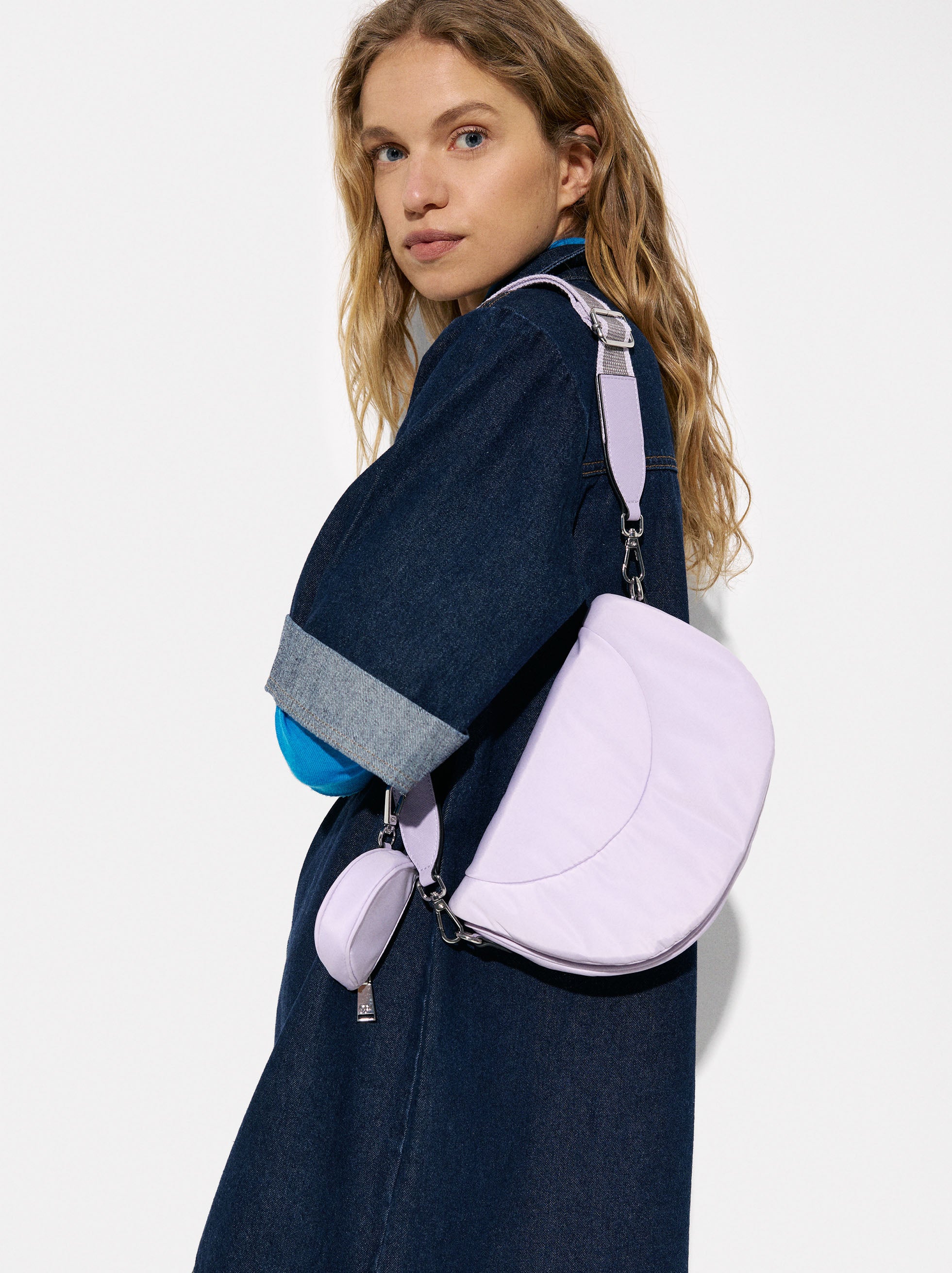 Cartera Bandolera De Nylon Con Colgante