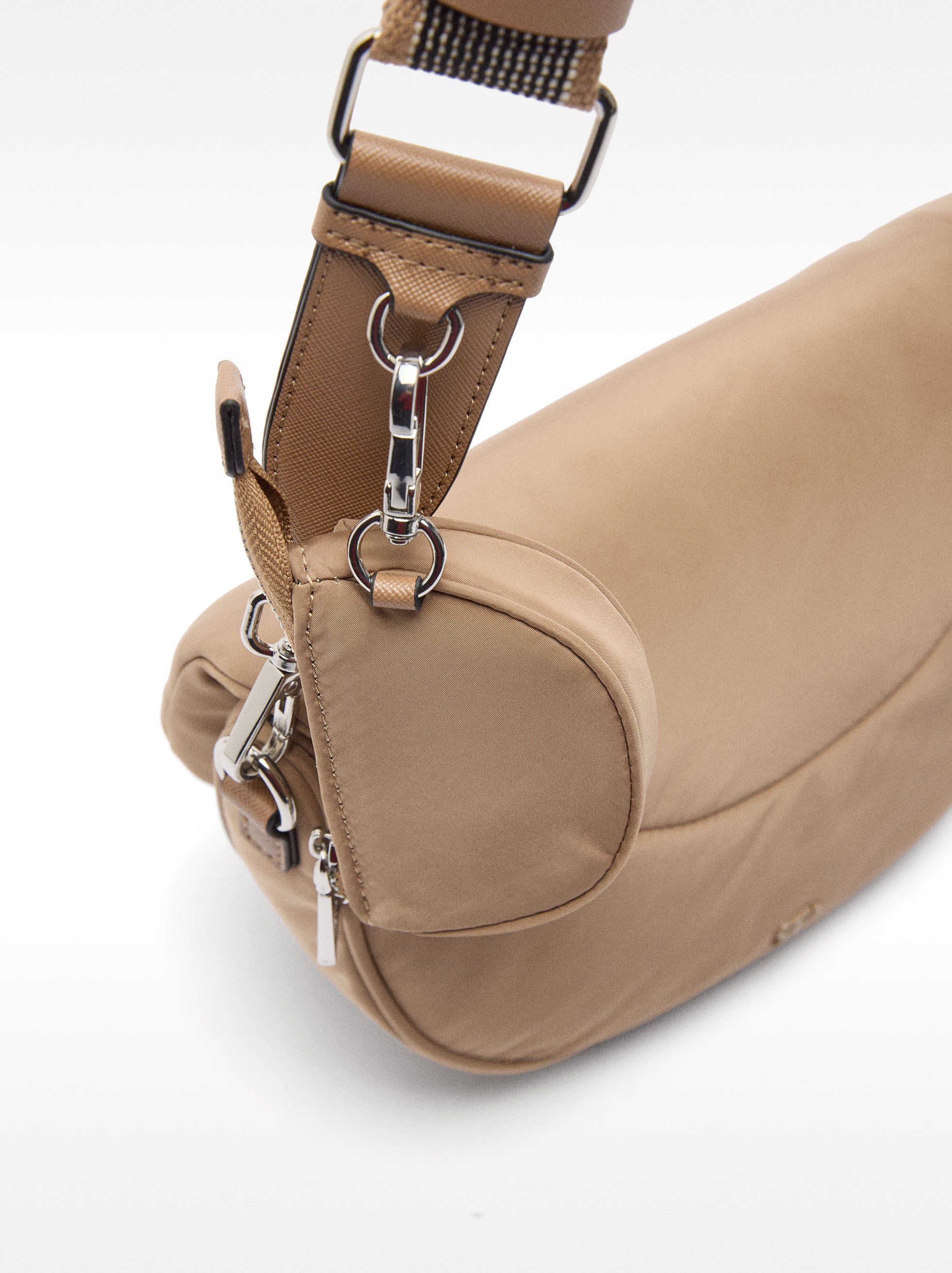 Cartera Bandolera De Nylon Con Colgante
